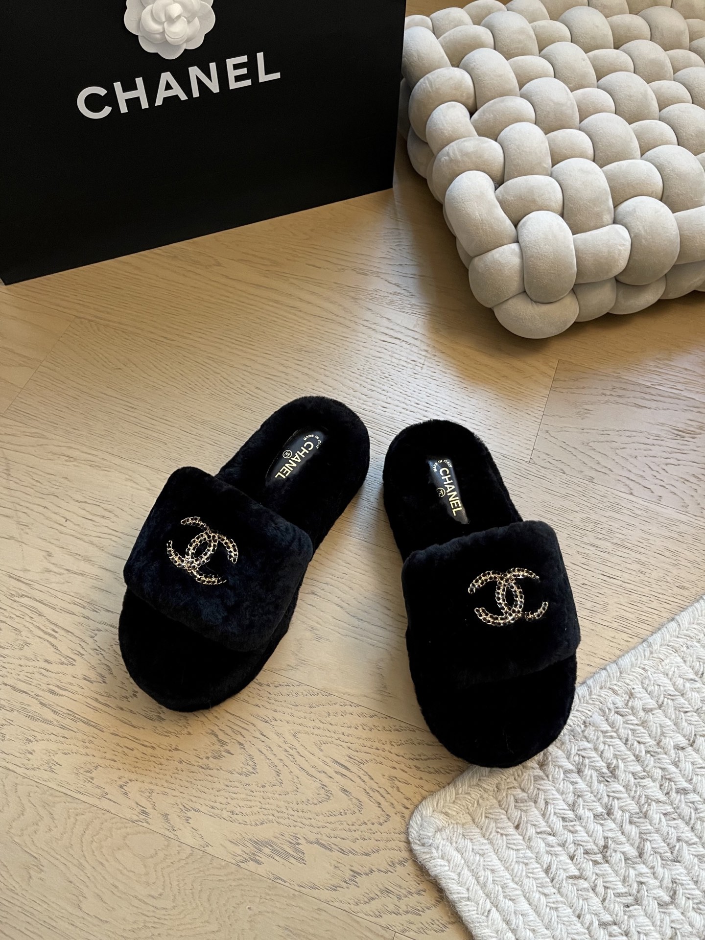 NO:535381,Chanel 25K new fur slippers!  Top version!  First sale Imported wool, delicate and soft and silky, original open mold rubber sole, Size35-39 (customized by 40/41), fur shoes and slippers, chanel, slippers19860909Chanel 25K新款毛毛拖鞋！ 顶级版本！抢先发售 进口羊毛 手感细腻柔软丝滑 原版开模橡胶底 Size35-39（40/41定制）,毛毛鞋拖鞋,chanel,slippers,Women's Shoes