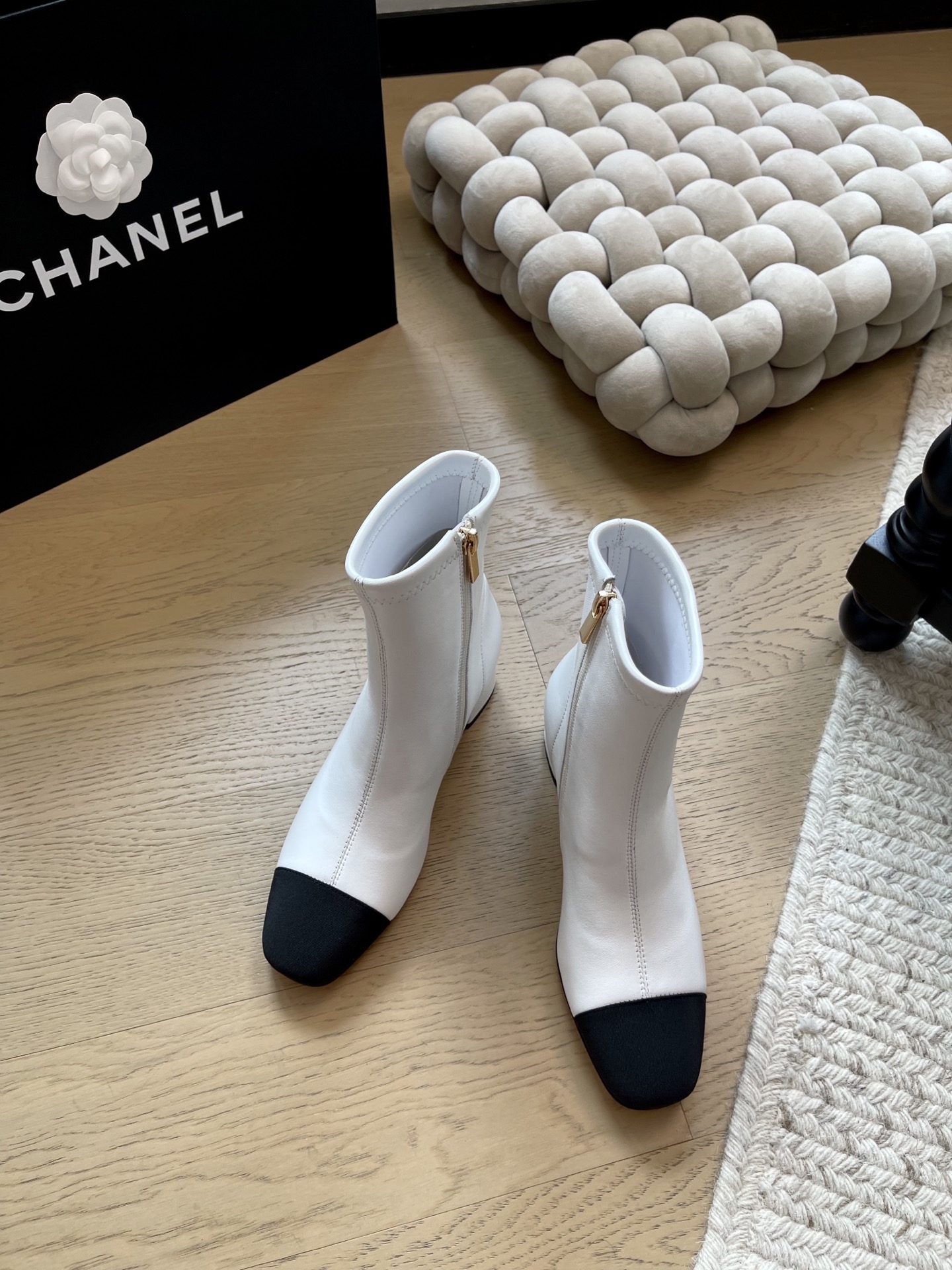 NO:559905,Chanel's new series of thick-heeled short boots!  Top version!  Autumn and winter matching items~ Imported lambskin upper, silk sheepskin lining, original customized hardware buckle!  Genuine leather outsole, heel height 6CM, size 35-41 '40 41 customized, non-returnable', boots, chanel, boots, sheepskin, Leather soles19860909Chanel 新款粗跟短靴系列！ 顶级版本！秋冬搭配单品~ 鞋面进口小羊皮 内里丝绸羊皮 原版定制五金扣！ 真皮大底 跟高6CM 码数35-41 「40 41定制不退换」,靴子,chanel,boots,sheepskin,Leather soles,Women's Shoes