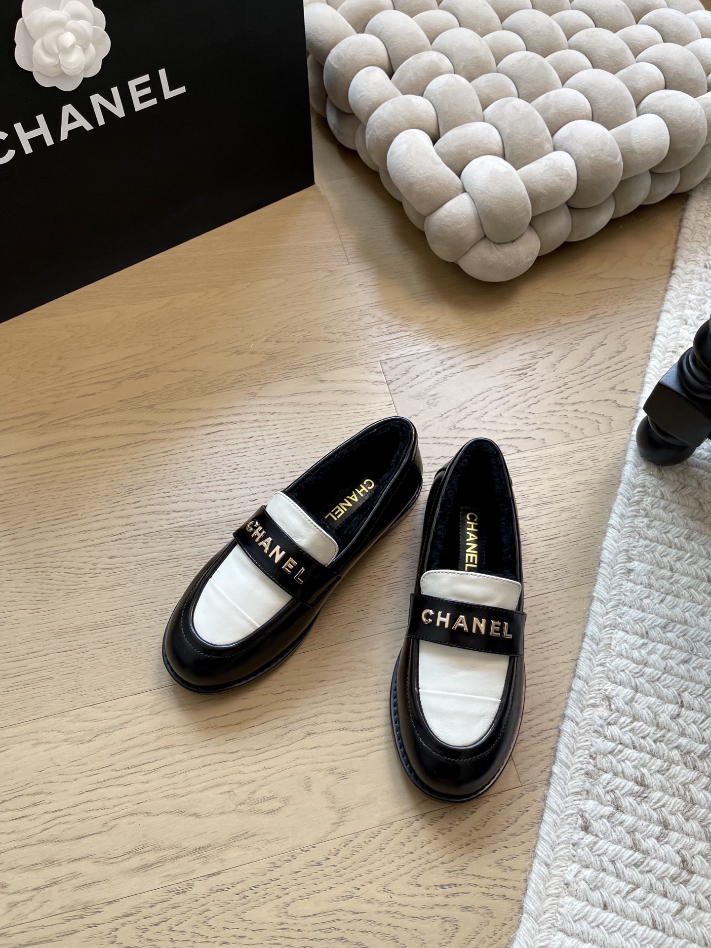 NO:559896,Chanel 25K new loafers in wool/leather!  Top version!  Early release, cowhide upper, fur lining, genuine leather outsole, size 35-40, 'non-refundable over 40', loafers, chanel, loafers, cowhide, Leather soles19860909Chanel 25K新款乐福鞋毛里/皮里！ 顶级版本！抢先发售 鞋面牛皮 内里皮毛一体 真皮大底 码数35-40 「40不退换」,乐福鞋,chanel,loafers,cowhide,Leather soles,Women's Shoes