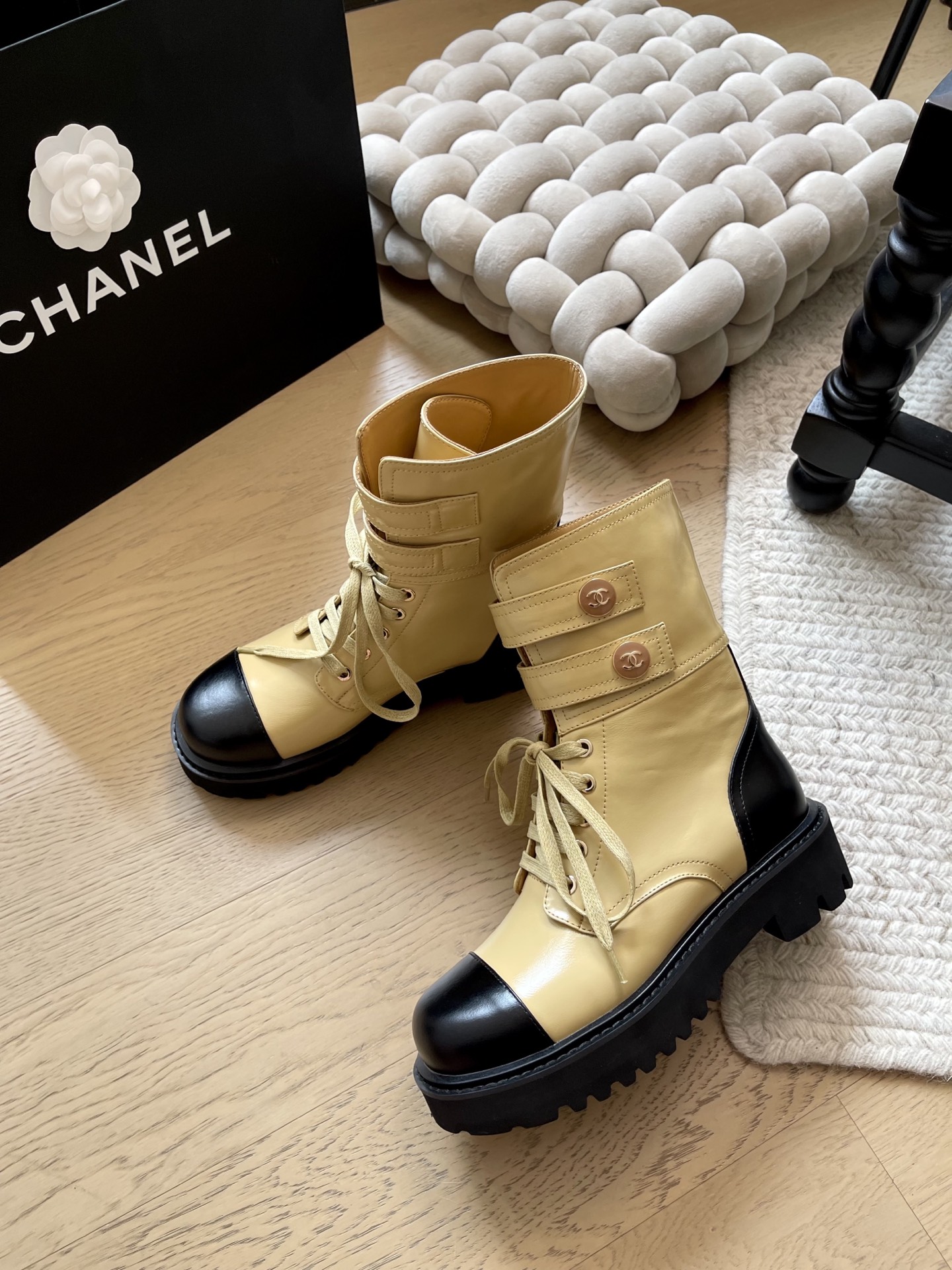 NO:559895,Chanel 25K new thick-soled knight boots!  Top version!  Early sale, sheepskin upper, imported sheepskin lining, ultra-fine foot feel and 100% comfort, original non-slip outsole, 5cm heel height, thick heel design, visually elongated ratio ~ Size 35-39 (40/41 customization is non-returnable and non-exchangeable), boots, chanel, boots, sheepskin19860909Chanel 25K新款厚底骑士靴！ 顶级版本！抢先发售 鞋面羊皮 内里进口羊皮 超细腻脚感舒适度百分百 原版防滑大底 跟高5cm 粗跟设计 视觉拉长比例哦～ Size35-39（40/41定制不退不换）,靴子,chanel,boots,sheepskin,Women's Shoes
