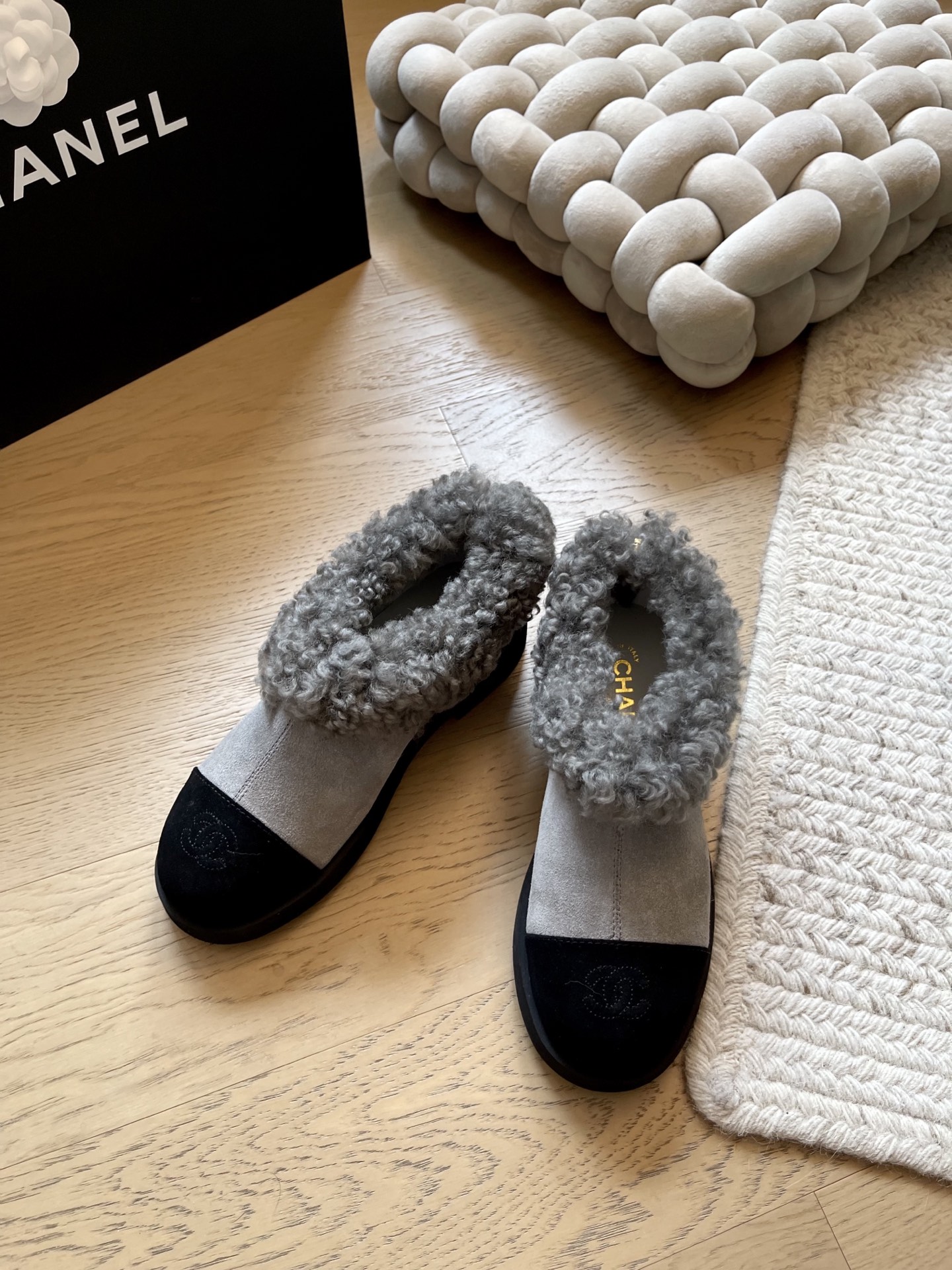 NO:592810,Chanel 25K new autumn and winter plush short boots top version!  Early sale, fabric sheepskin, sheepskin lining, original molded outsole, size 34-41 '34 40 41 customized, non-returnable, non-exchangeable', snow boots, chanel, boots, sheepskin19860909Chanel 25K秋冬新款毛绒短靴 顶级版本！抢先发售 面料羊皮 内里羊皮 原版开模大底 码数34-41 「34 40 41定制不退不换」,雪地靴,chanel,boots,sheepskin,Women's Shoes