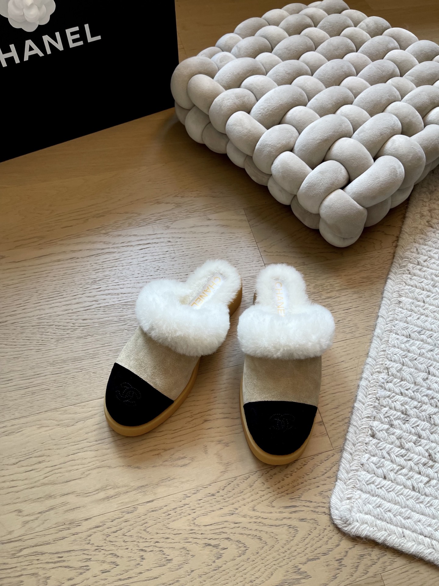 NO:592819,Chanel 25K new autumn and winter wool short boots!  Top version!  Early release, suede upper, fur lining, original outsole, size 35-41, '40 41 customized, non-returnable, non-exchangeable', half-slip snow boots, chanel, boots, chamois leather19860909Chanel 25K秋冬新款羊毛短靴！ 顶级版本！抢先发售 鞋面麂皮 内里皮毛一体 原版大底 码数35-41 「40 41定制不退不换」,半拖雪地靴,chanel,boots,chamois leather,Women's Shoes