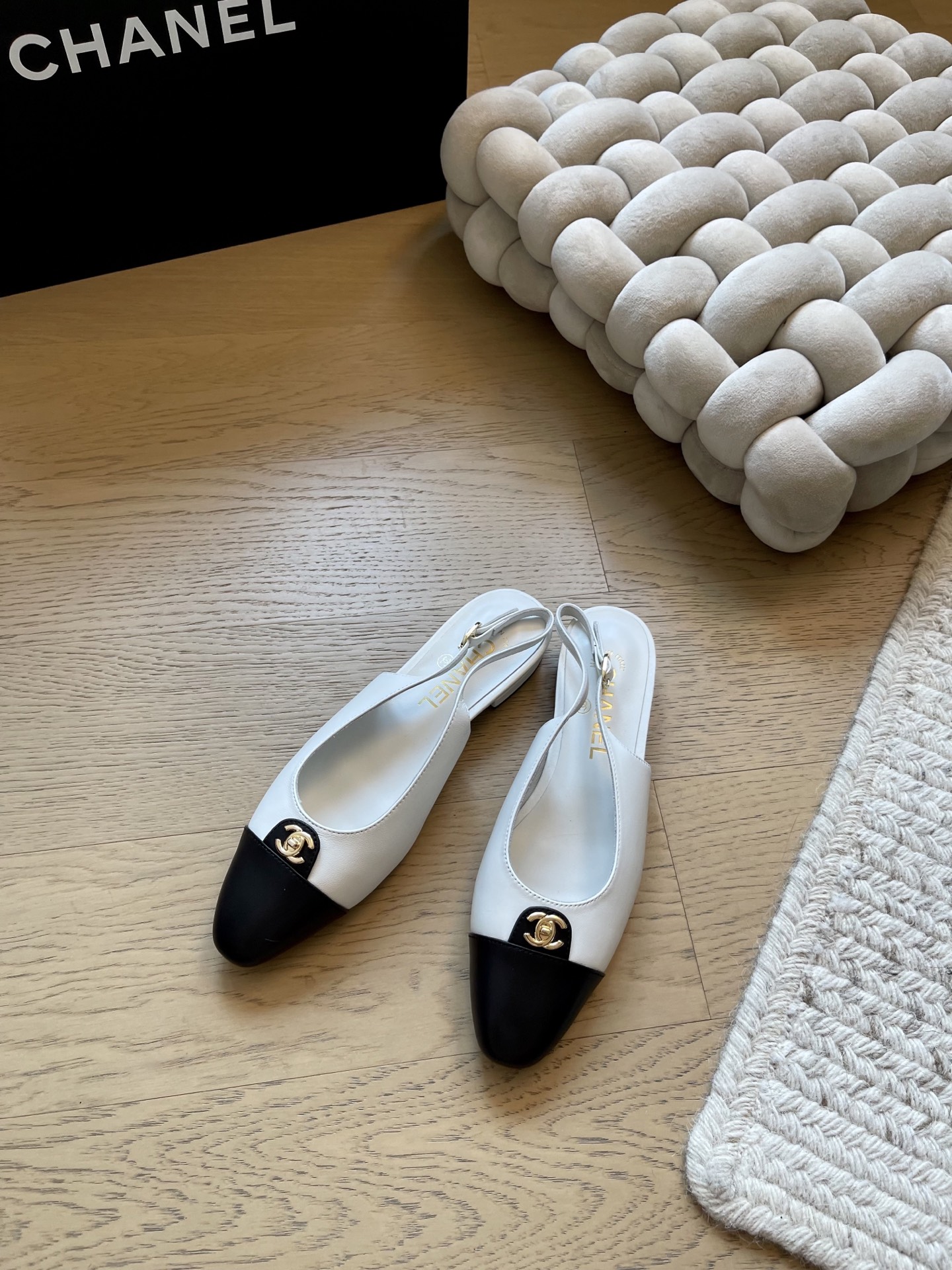 NO:592817,Chanel 25k hollow back thick heel/flat bottom series!  Top version!  Early release, sheepskin for uppers, sheepskin for feet, 5cm heel height, size 35-40, '40 customized, non-returnable, non-exchangeable', sandals, chanel, sandals, sheepskin19860909Chanel 25k后空粗跟/平底系列！ 顶级版本！抢先发售 鞋面羊皮 垫脚羊皮 5cm跟高 码数35-40 「40定制不退不换」,凉鞋,chanel,sandals,sheepskin,Women's Shoes