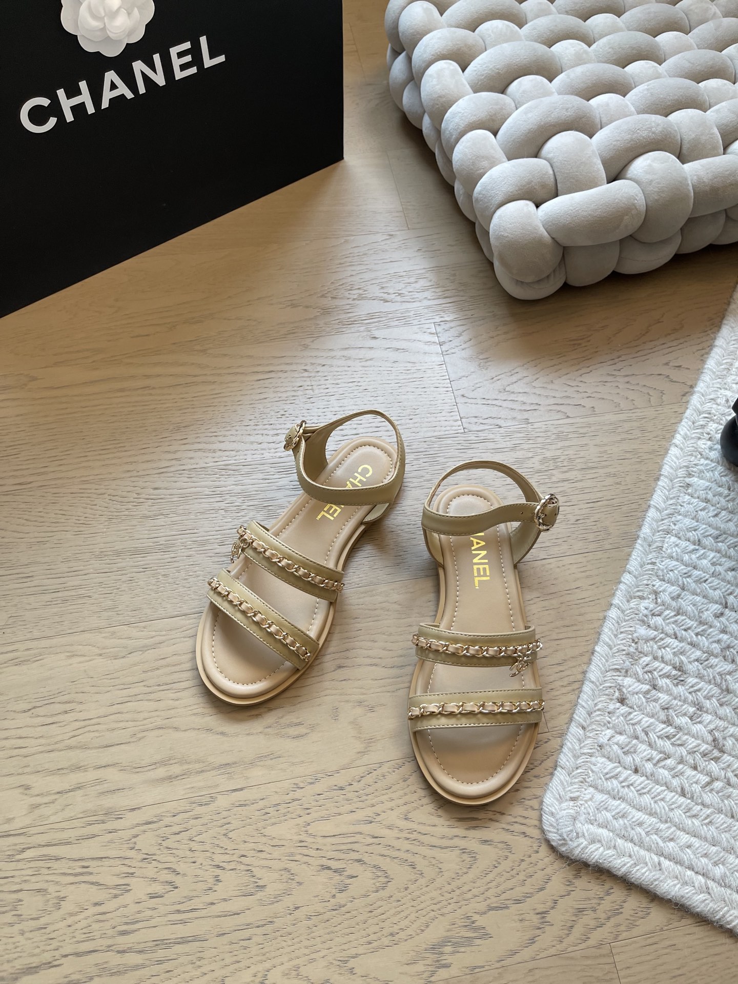 NO:592805,Chanel 25a new thick-soled chain sandals!  Top version!  Early sale, sheepskin upper, customized chain, original non-slip outsole, size 35-40, '40 customized, non-returnable, non-exchangeable', sandals, chanel, sandals, sheepskin19860909Chanel 25a新款的厚底链条凉鞋！ 顶级版本！抢先发售 鞋面羊皮 定制链条 原版防滑大底 码数35-40「40定制不退不换」,凉鞋,chanel,sandals,sheepskin,Women's Shoes