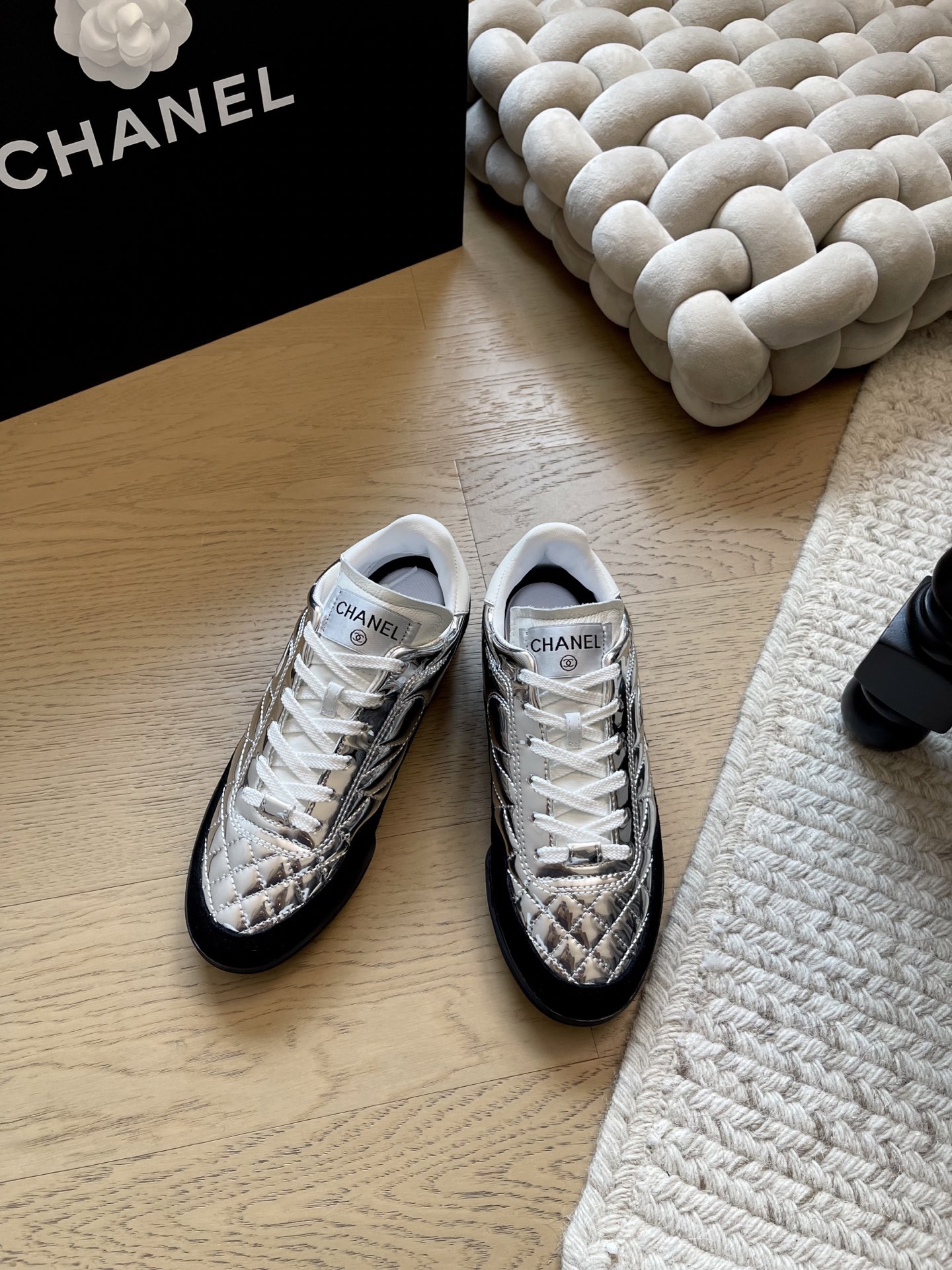NO:592802,Chanel's new mirrored silver baseball sneakers!  Top version!  Early release, the silver mirror model is a hot model!  Needless to say, classic, size 35-40, '40 customized, non-returnable, non-exchangeable', casual shoes/sports shoes, chanel, sneakers19860909Chanel 新款镜面银色棒球鞋运动鞋！ 顶级版本！抢先发售 银色镜面款 爆款！ 经典不用多说 码数35-40 「40定制不退不换」,休闲鞋/运动鞋,chanel,sneakers,Women's Shoes