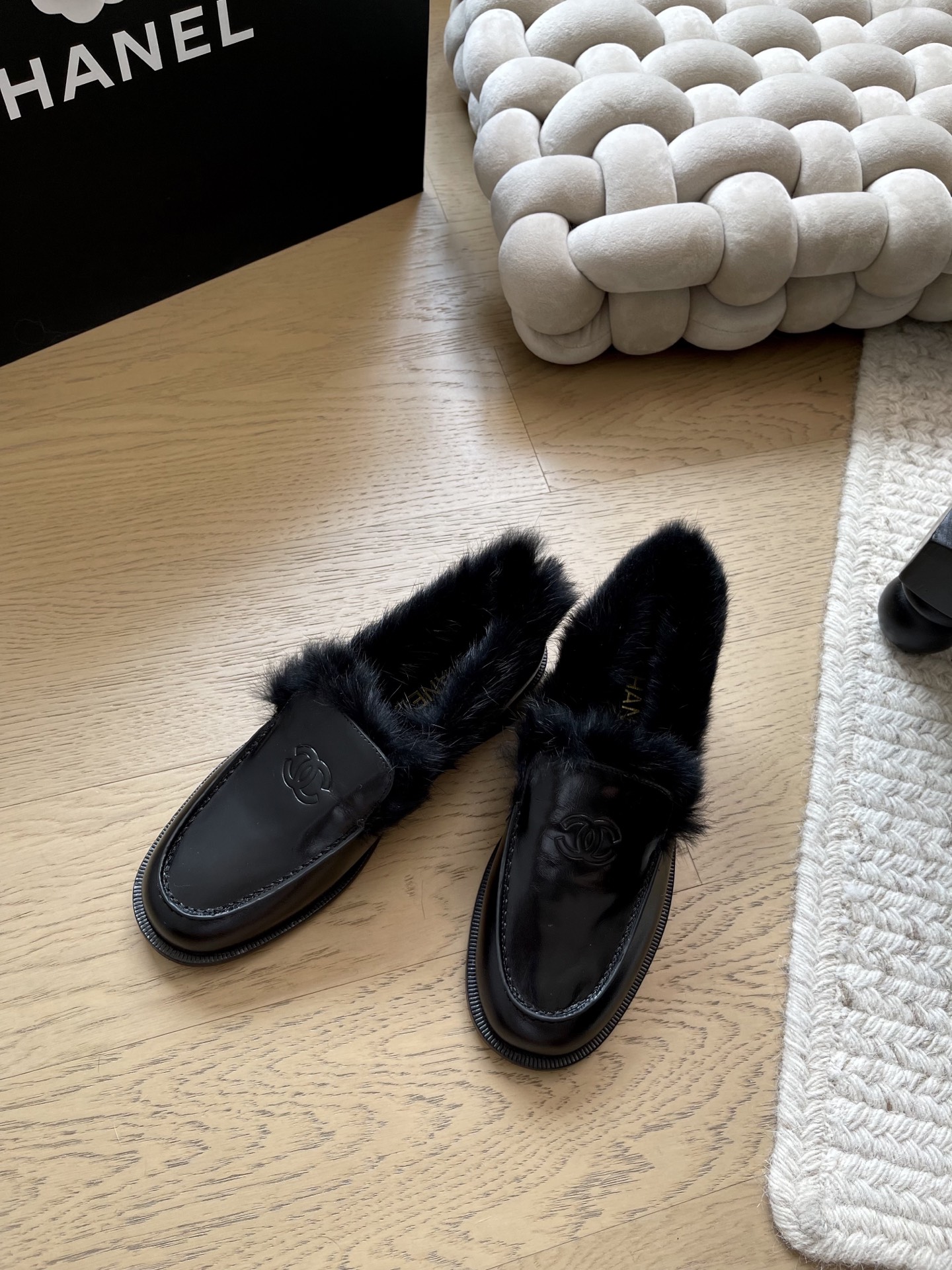 NO:592796,Chanel's new coco neige furry loafers are the top version!  Early sale, upper cowhide/suede, mink lining, genuine leather outsole, size 35-40, '40 customization, non-returnable, non-exchangeable', loafers, fur shoes, chanel, loafers, cowhide, chamois leather, Leather soles19860909Chanel新款coco neige毛毛乐福鞋 顶级版本！抢先发售 鞋面牛皮/麂皮 内里貂毛 真皮大底 码数35-40 「40定制不退不换」,乐福鞋毛毛鞋,chanel,loafers,cowhide,chamois leather,Leather soles,Women's Shoes