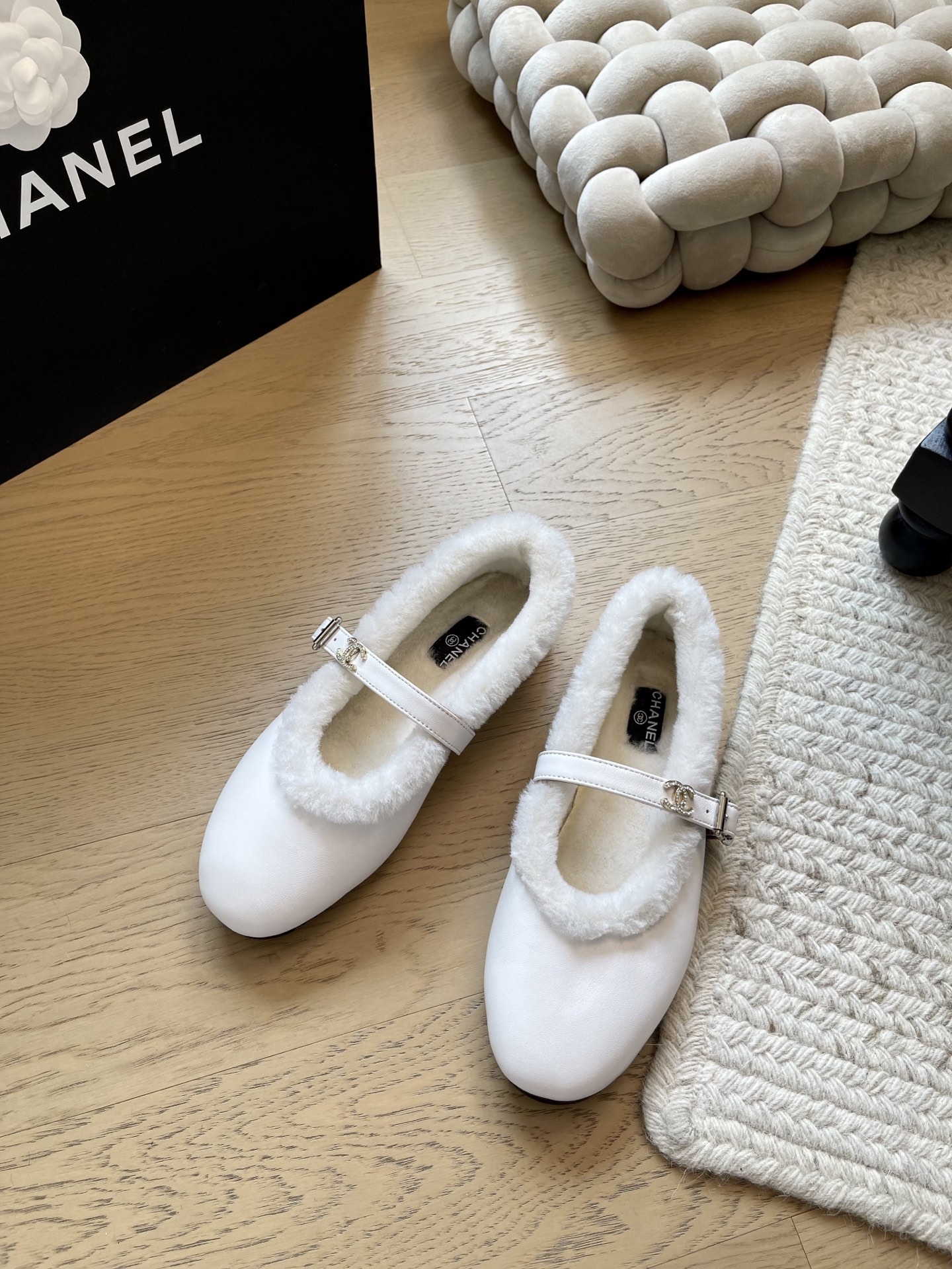 NO:592793,Chanel's new coco neige furry loafers are the top version!  Early release. It is a classic that turns heads. It is durable, simple and versatile. It is worth buying. Cowhide leather/suede lining. Wool lining. Original outsole. Size: 35-40. '40 customization is non-returnable and non-exchangeable.' Furry shoes, chanel, loafers, cowhide, chamois leather19860909Chanel新款 coco neige毛毛乐福鞋 顶级版本！抢先发售 回头率杠杠的 经典耐看简约百搭 值得入手 鞋面牛皮/麂皮 内里羊毛 原版大底 码数35-40 「40定制不退不换」,毛毛鞋,chanel,loafers,cowhide,chamois leather,Women's Shoes