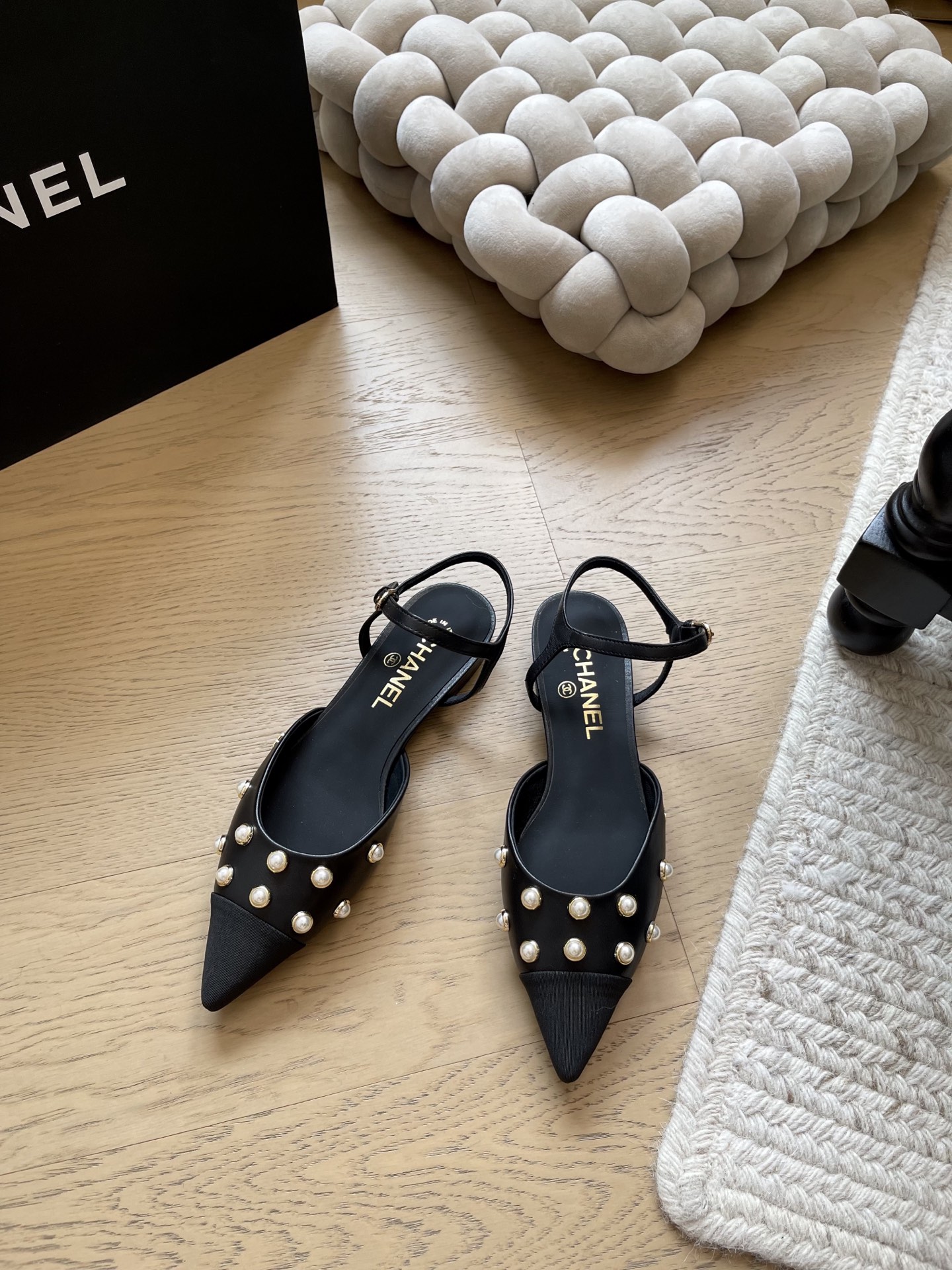 NO:592785,Chanel 25K new pearl chain shoes, pearl + chain combination, high-end retro feel, original molded pearls, genuine leather outsole Size: 35-39, other sizes are customized, high heels and sandals, chanel, sandals, high heels, Leather soles19860909Chanel 25K新款珍珠链条单鞋 珍珠+链条搭配 高级复古感 原版开模珍珠 真皮大底 Size:35-39 其他码数定做,高跟鞋凉鞋,chanel,sandals,high heels,Leather soles,Women's Shoes