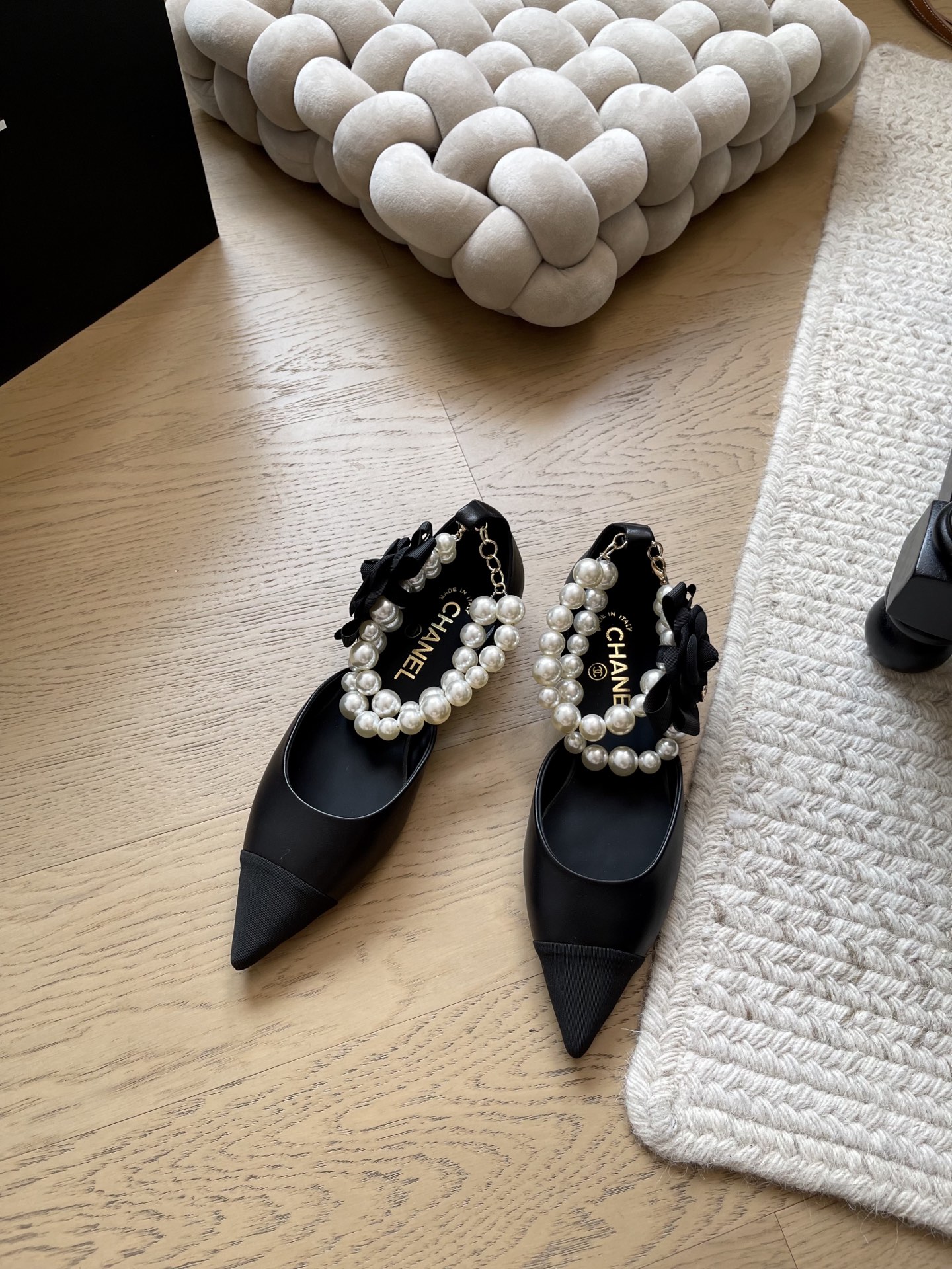 NO:592787,Chanel 25K new pearl camellia shoes top version!  Early sale ~ Pearl + chain combination, high-end retro feel, original molded pearls, genuine leather outsole, size 35-40, '40 customization, non-returnable, non-exchangeable', high heels and sandals, chanel, sandals, high heels, Leather soles19860909Chanel 25K新款珍珠山茶花单鞋 顶级版本！抢先发售~ 珍珠+链条搭配 高级复古感 原版开模珍珠 真皮大底 码数35-40 「40定制不退不换」,高跟鞋凉鞋,chanel,sandals,high heels,Leather soles,Women's Shoes