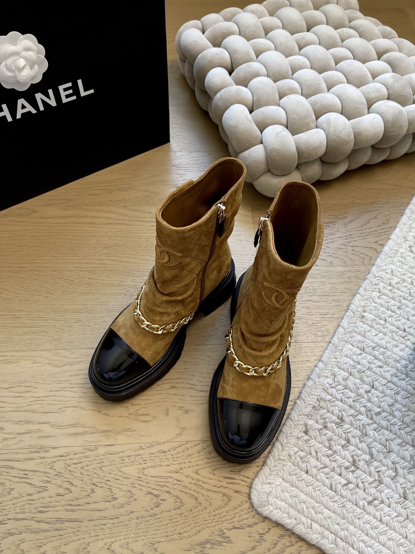NO:592782,Chanel 25B new chain thick-soled short boots!  The top version is on sale first!  Suede upper, sheepskin lining, original custom chain, non-slip outsole, size 35-40 '40 customization, non-returnable, non-exchangeable', boots, chanel, boots, sheepskin, chamois leather19860909Chanel 25B新款链条厚底短靴！ 顶级版本 抢先发售！ 鞋面麂皮绒 内里羊皮 原版定制链条 防滑大底 码数35-40「40定制不退不换」,靴子,chanel,boots,sheepskin,chamois leather,Women's Shoes