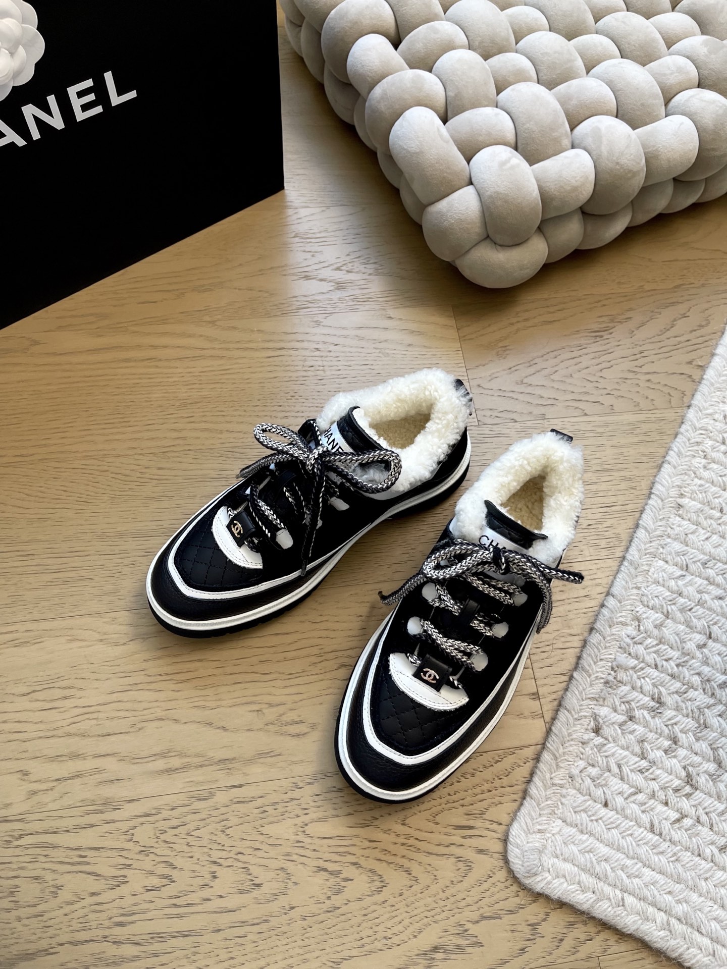 NO:592786,Chanel 25C new panda sneakers series!  Top version!  Early sale. Mixed sheepskin/wool lining on the upper and original outsole!  Size 34-41 '34 40 41 customized, non-refundable and non-exchangeable', casual shoes/sports shoes, chanel, sneakers, sheepskin19860909Chanel 25C新款熊猫运动鞋系列！ 顶级版本！抢先发售 鞋面内里混种羊皮/羊毛里 原版大底！ 码数34-41 「34 40 41定制不退不换」,休闲鞋/运动鞋,chanel,sneakers,sheepskin,Women's Shoes