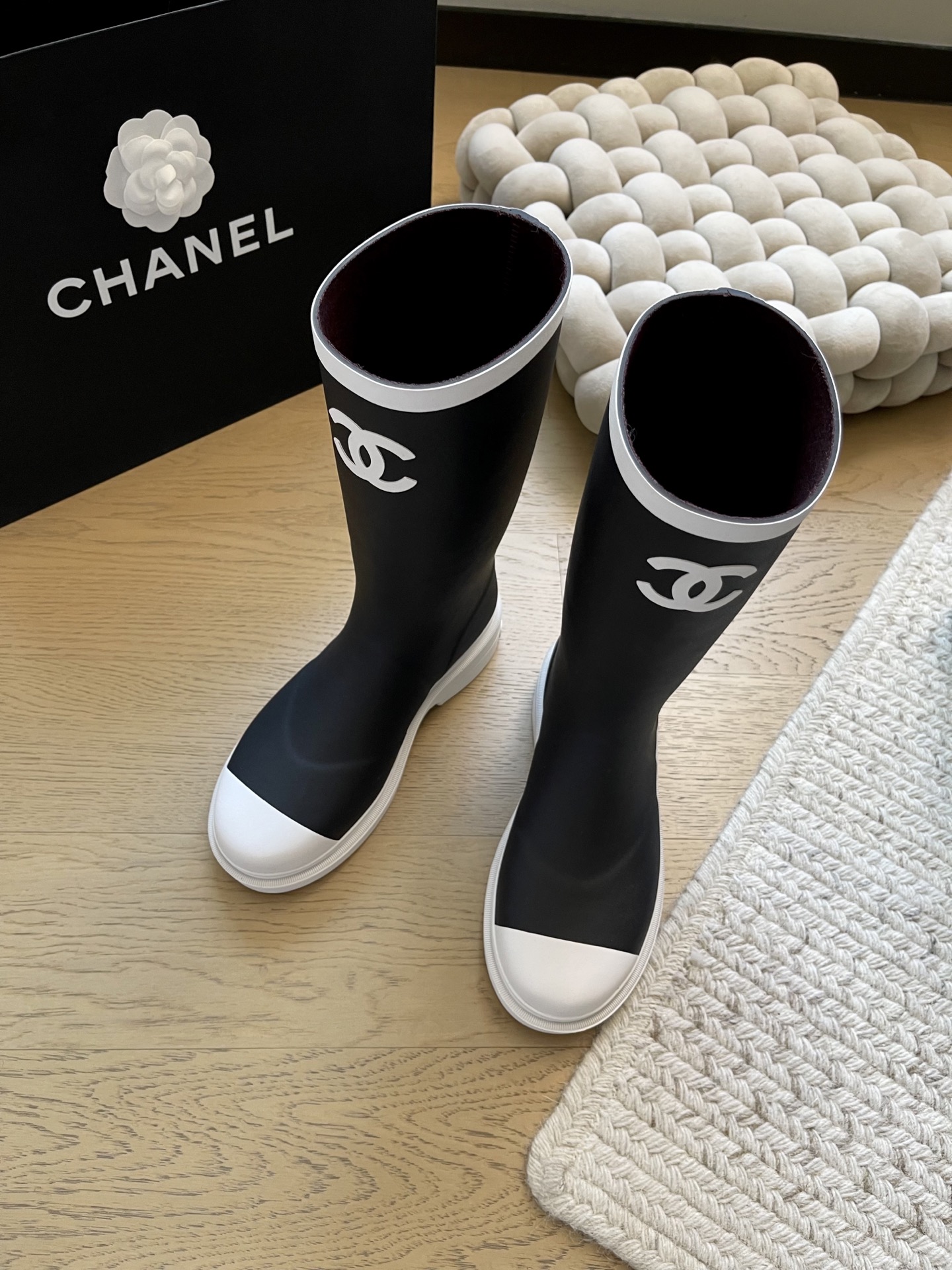 NO:592806,Chanel seamless top rain boots!  The original exclusive grinding tool 11 is the top version of the original mold opening!  The rubber material is different from the market currency. Natural rubber accounts for 80%. 'The rubber content is less than 30% from the different market currency'. The yardage is 35-40. Customization is non-refundable and non-exchangeable. Boots, chanel, boots, rain boots19860909Chanel 无缝顶版雨靴！原版独家磨具11 原版开模顶级版本！ 橡胶材质区别市场通货 天然橡胶占比80 「区别市场通货含胶率不到30」 码数35-40 定制不退不换,靴子,chanel,boots,rain boots,Women's Shoes