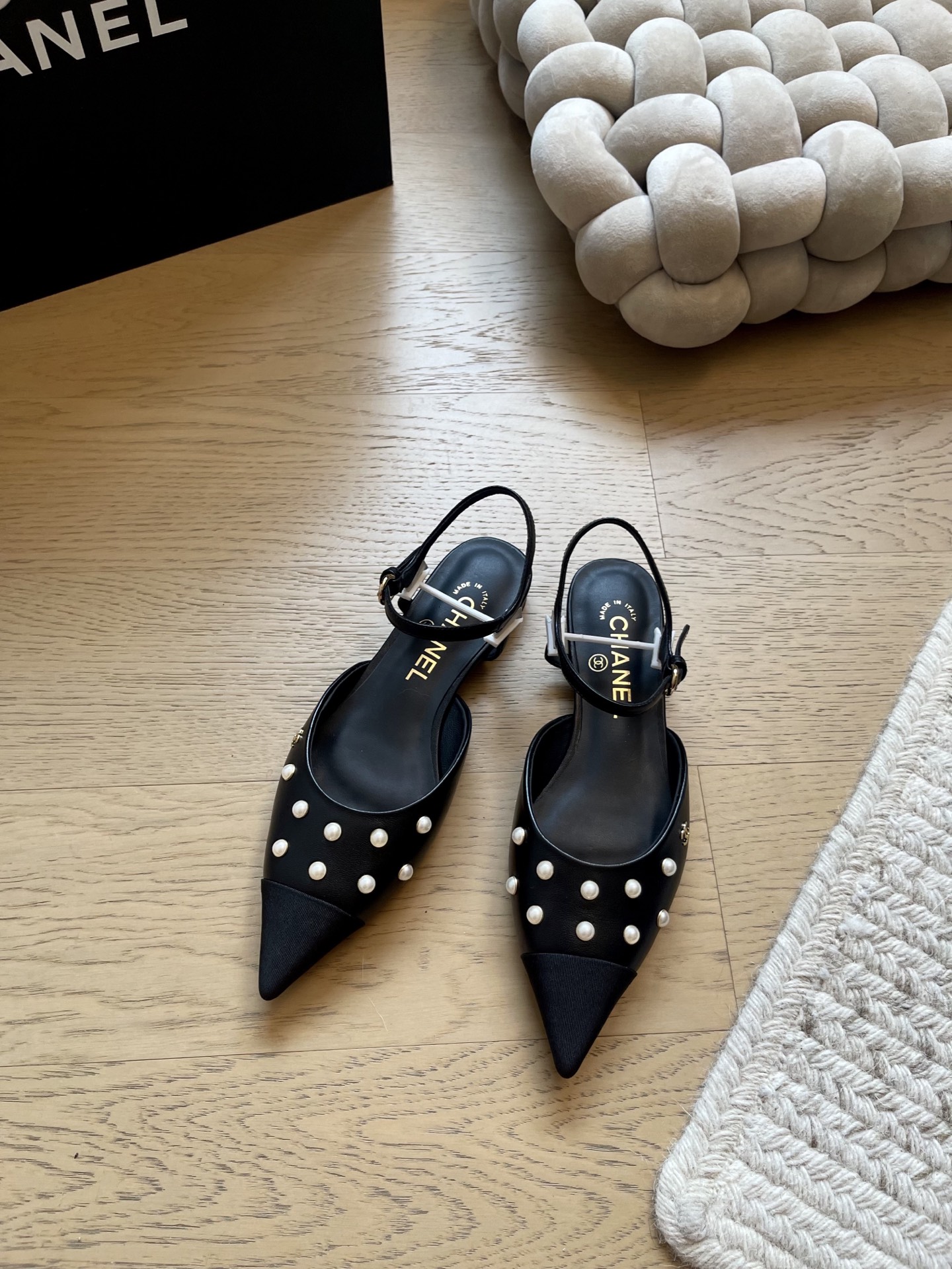 NO:614139,Chanel 25K new pearl chain shoes, pearl + chain combination, high-end retro feel, original molded pearls, genuine leather outsole Size: 35-39, other sizes are customized, sandals, chanel, sandals, Leather soles19860909Chanel 25K新款珍珠链条单鞋 珍珠+链条搭配 高级复古感 原版开模珍珠 真皮大底 Size:35-39 其他码数定做,凉鞋,chanel,sandals,Leather soles,Women's Shoes