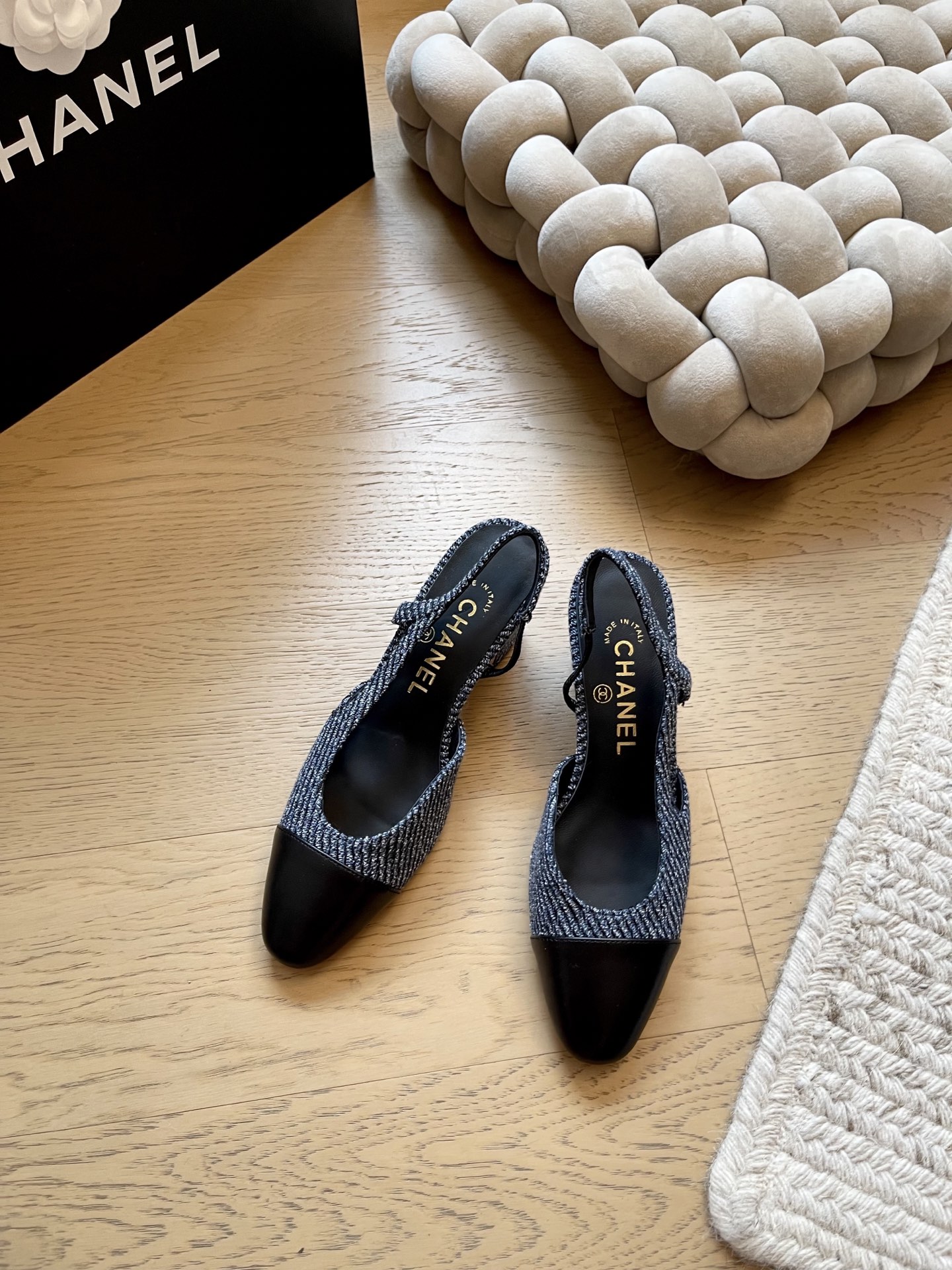 NO:614143,Chanel classic slingback back sandals series!  Top version!  It can be worn all year round. Purchase the original version one by one. If you want the top version, please contact me. Imported mixed sheepskin surface material, imported mixed sheepskin, and Italian imported cowhide leather soles!  Flat/6.5/9.5 Size 34-41 Customized, non-returnable, non-exchangeable, sandals, chanel, sandals, cowhide, sheepskin19860909Chanel 经典slingback后空凉鞋系列！ 顶级版本！一年四季都可穿 原版购入一比一打版 要顶版找我 进口混种羊皮面材质 进口混种羊皮 意大利进口牛皮鞋底！平底/6.5/9.5 码数34-41 定制不退不换,凉鞋,chanel,sandals,cowhide,sheepskin,Women's Shoes