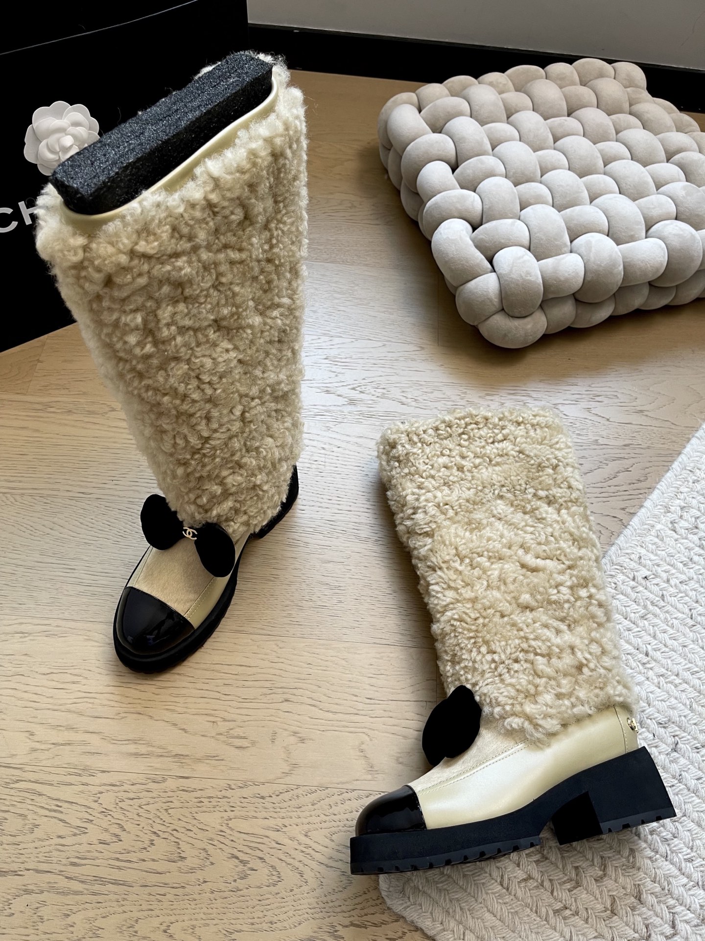 NO:615700,Chanel 25K new autumn and winter plush butterfly boots. Furry boots are still very suitable for autumn and winter~ Real wool upper, sheepskin lining, original outsole Size: 35-39 Other sizes are customized, boots, chanel, boots, sheepskin19860909Chanel 25K秋冬新款毛绒蝴蝶靴子 毛毛靴还是很适合秋冬的～ 鞋面真羊毛 内里羊皮 原版大底 Size:35-39 其他码数定做,靴子,chanel,boots,sheepskin,Women's Shoes