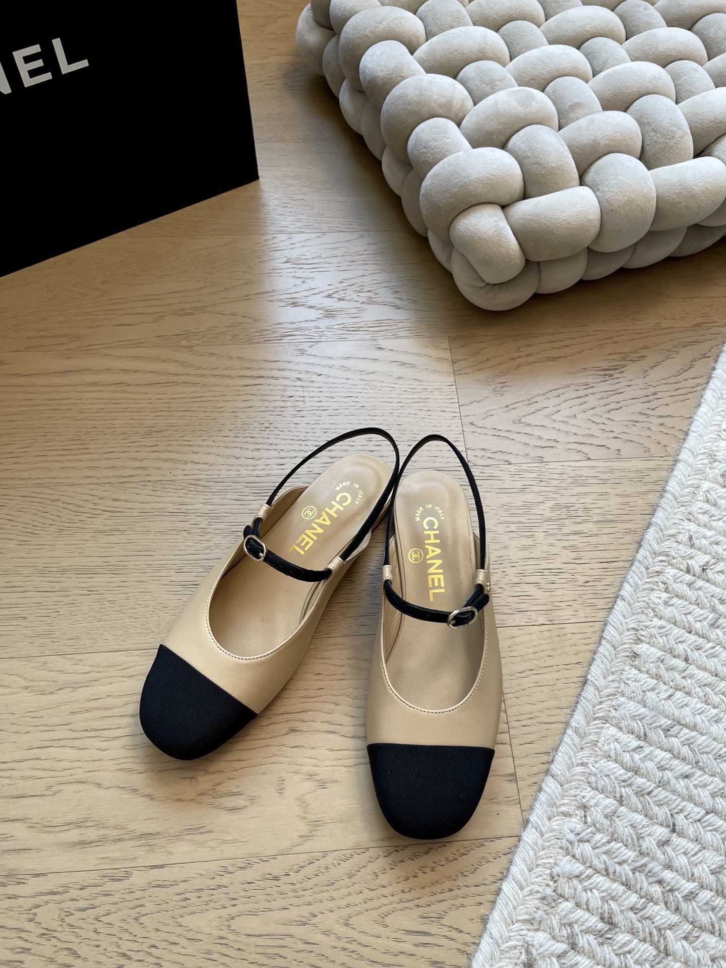 NO:615712,Chanel 25 new empty back flat shoes!  Top version!  Early release, fabric sheepskin, leather outsole, size 35-40, '40 non-returnable', single shoes, chanel, sheepskin, Leather soles19860909Chanel 25新款后空平底单鞋！ 顶级版本！抢先发售 面料羊皮 真皮大底 码数35-40 「40不退换」,单鞋,chanel,sheepskin,Leather soles,Women's Shoes