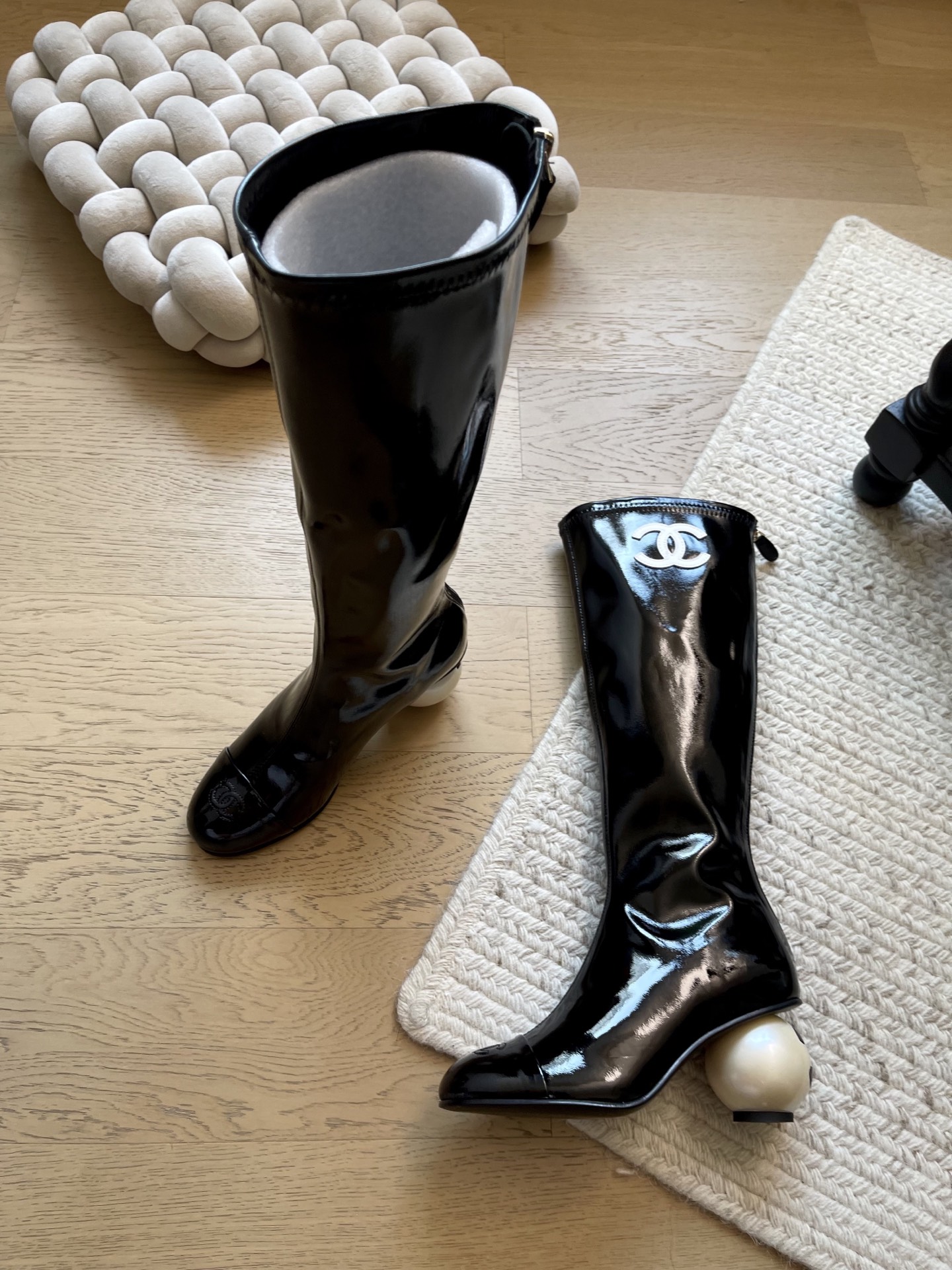 NO:648523,Chanel 25K new autumn and winter pearl boots!  Top version!  Early sale. Fabric suede/sheepskin/patent leather. Original molded pearls. Genuine leather outsole. Size 35-40. '40 customization is non-returnable and non-exchangeable', boots, chanel, boots, sheepskin, chamois leather, Leather soles19860909Chanel 25K秋冬新款珍珠长靴！ 顶级版本！抢先发售 面料麂皮/羊皮/漆皮 原版开模珍珠 真皮大底 码数35-40 「40定制不退不换」,靴子,chanel,boots,sheepskin,chamois leather,Leather soles,Women's Shoes