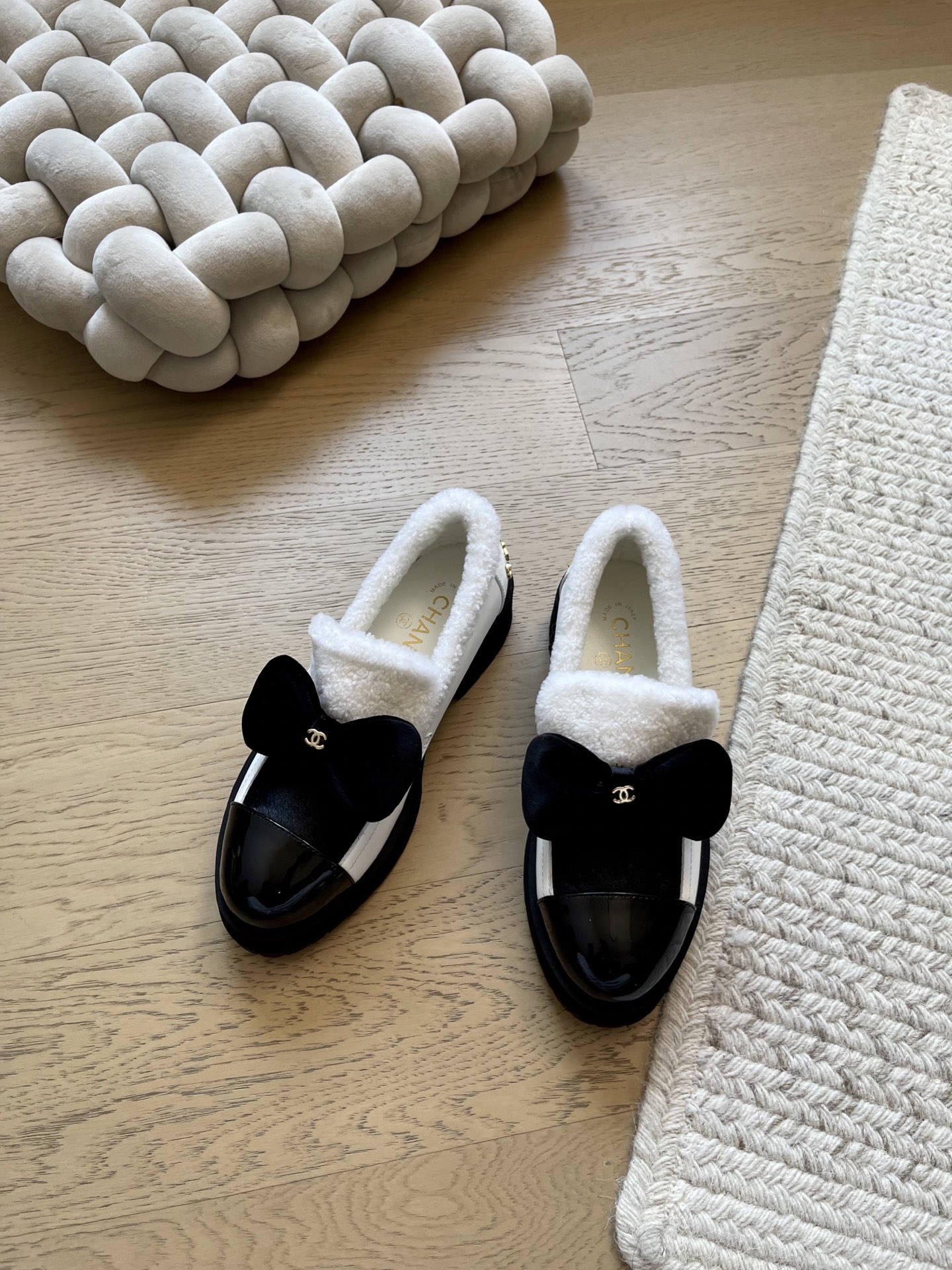 NO:648510,Chanel 25K bow thick-soled shoes, the top version!  Early release. The upper is made of real wool!  Sheepskin lining Original outsole Size: 35-39 Other sizes can be customized, loafers, fur shoes, chanel, loafers, sheepskin19860909Chanel 25K蝴蝶结厚底单鞋 顶级版本！抢先发售 鞋面真羊毛！内里羊皮 原版大底 Size:35-39 其他码数定做,乐福鞋毛毛鞋,chanel,loafers,sheepskin,Women's Shoes