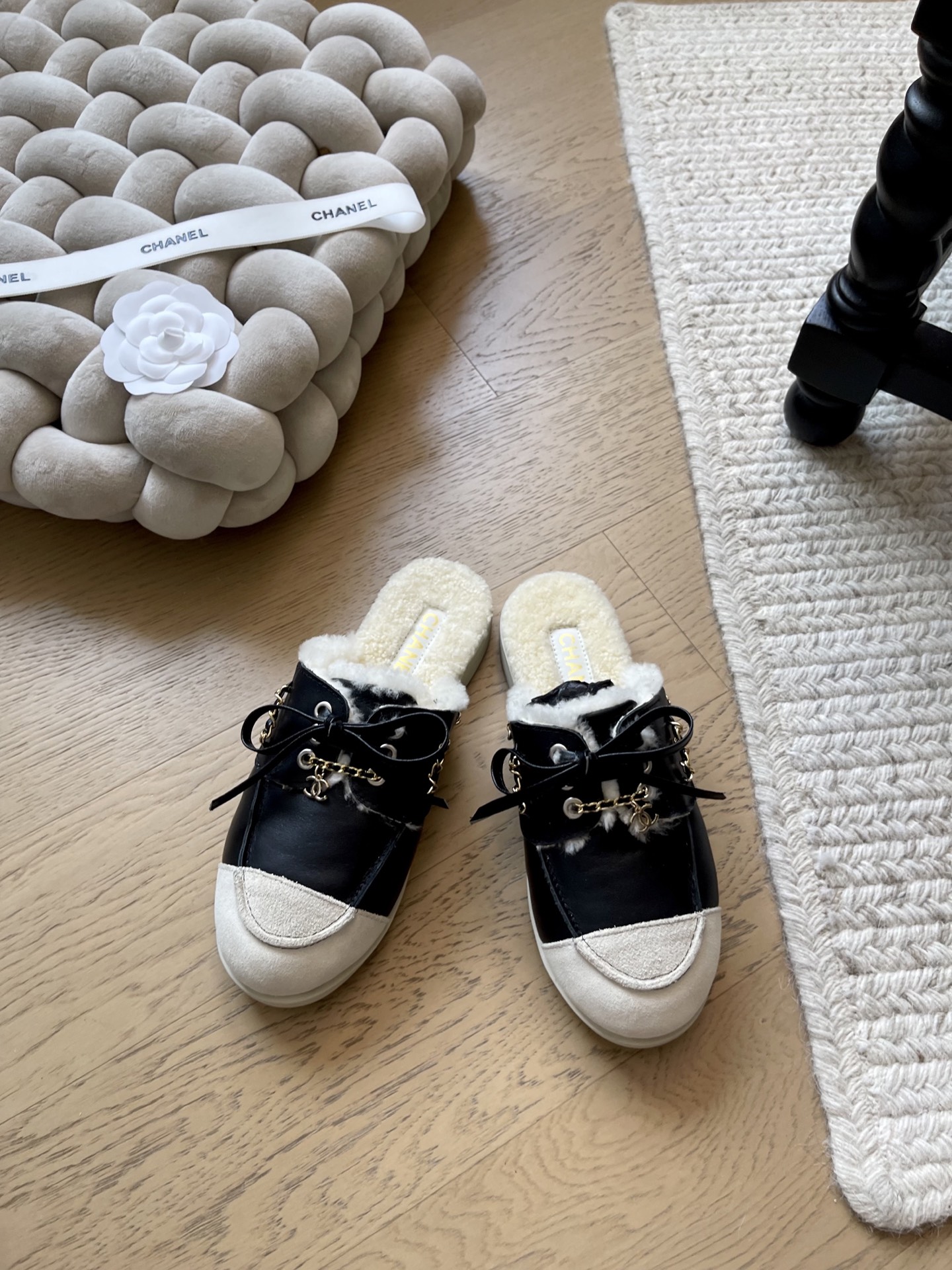 NO:653342,Chanel 26C new chain casual shoes top version!  Early release, suede upper, wool lining, original outsole, size 34-41 '34 40 41 customized, non-returnable, non-exchangeable', half slippers, chanel, chamois leather19860909Chanel 26C新款链条休闲鞋 顶级版本！抢先发售 鞋面麂皮 内里羊毛 原版大底 码数34-41 「34 40 41定制不退不换」,半拖单鞋,chanel,chamois leather,Women's Shoes