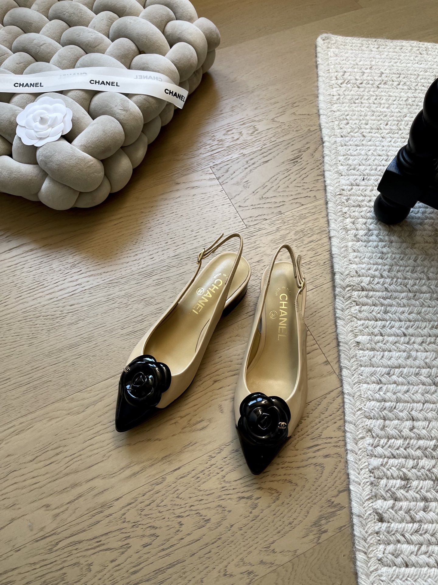 NO:668276,Chanel 25K Camellia new thick heel shoes!  Top version!  Early release. The upper is made of imported lambskin. The inner lining is mixed sheepskin. Italian grade A genuine leather outsole. Size 34-41 '34 40 41 customized, non-refundable', sandals, chanel, sandals, sheepskin, Leather soles19860909Chanel 25K山茶花新款粗跟单鞋！ 顶级版本！抢先发售 鞋面采用进口小羊皮 内里垫脚混种羊皮 意大利A级真皮大底 码数34-41 「34 40 41定制不退不换」,凉鞋,chanel,sandals,sheepskin,Leather soles,Women's Shoes