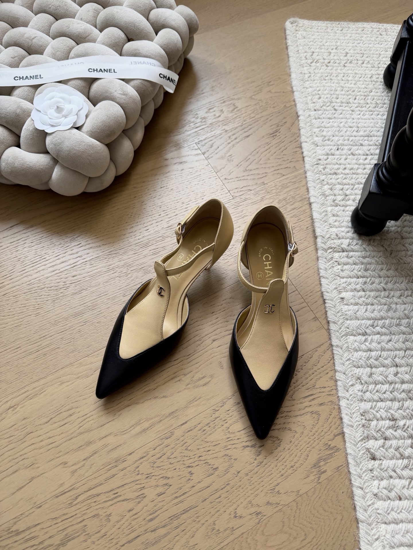 NO:681516,Chanel 26c early spring pointed toe high heels!  Top version!  Early sale, genuine leather outsole, silk upper, sheepskin lining, size 34-40, customized, non-returnable, single shoes, chanel, high heels, sheepskin, Leather soles19860909Chanel 26c早春尖头高跟鞋！ 顶级版本！抢先发售 真皮大底 鞋面丝绸 内里羊皮 码数34-40定制不退换,单鞋,chanel,high heels,sheepskin,Leather soles,Women's Shoes