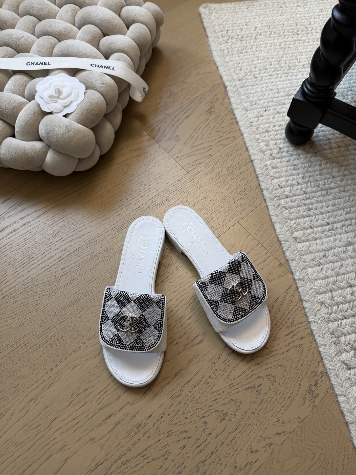 NO:706728,Chanel's new school bag buckle diamond slippers, the top version!  Early sale, wool lining, sheepskin upper, Italian genuine leather outsole Size 35-39 (other sizes cannot be returned or exchanged), slippers, chanel, slippers, sheepskin, Leather soles19860909Chanel 新款书包扣钻面拖鞋  顶级版本！抢先发售 内里羊毛 鞋面羊皮 意大利真皮大底 Size35-39（其他码数定做不退换）,拖鞋,chanel,slippers,sheepskin,Leather soles,Women's Shoes