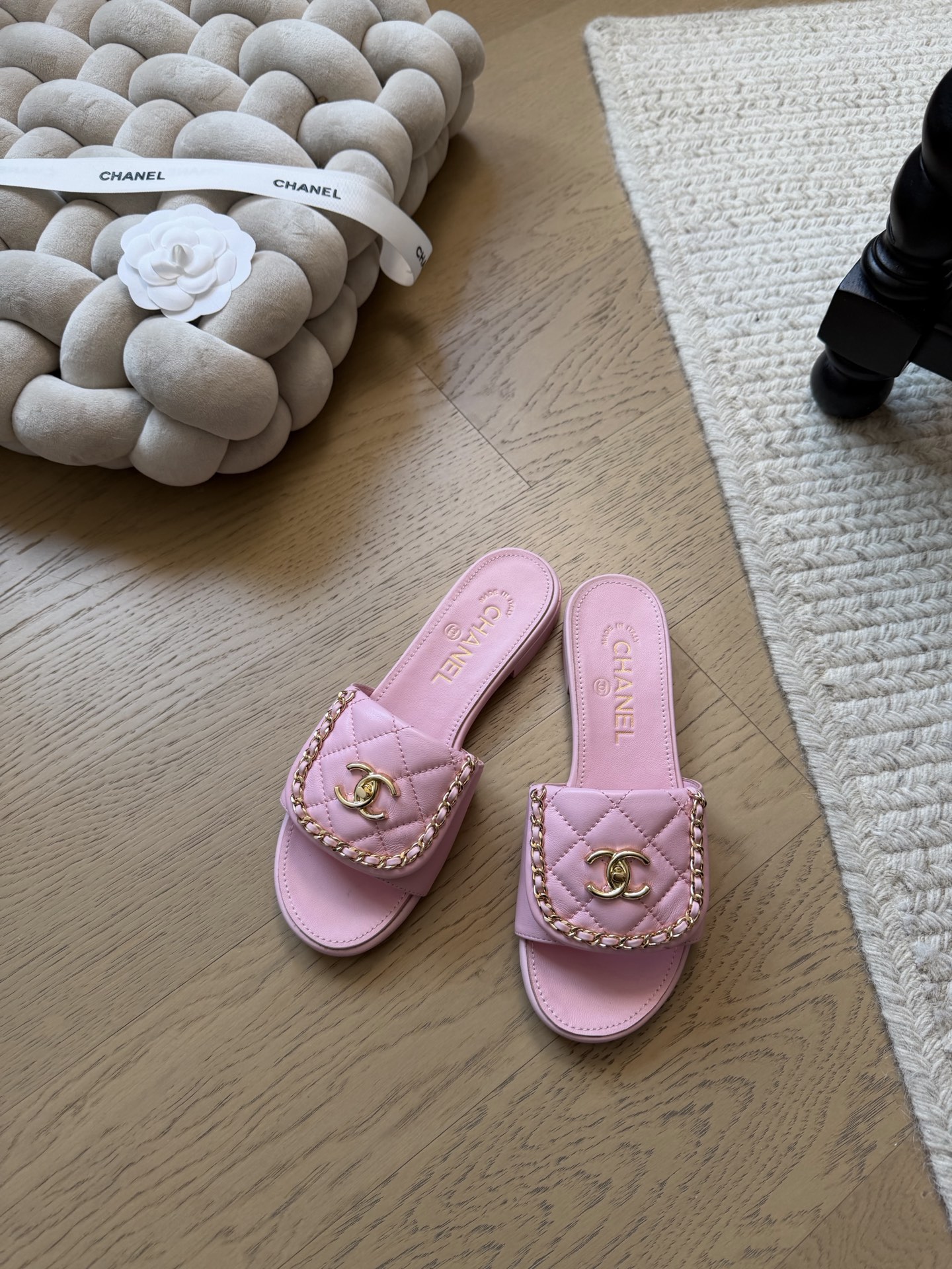 NO:706733,Chanel classic school bag slippers top version!  Early sale, wool lining, sheepskin upper, Italian genuine leather outsole Size 35-39 (other sizes cannot be returned or exchanged), slippers, chanel, slippers, sheepskin, Leather soles19860909Chanel 经典款书包拖鞋  顶级版本！抢先发售 内里羊毛 鞋面羊皮 意大利真皮大底 Size35-39（其他码数定做不退换）,拖鞋,chanel,slippers,sheepskin,Leather soles,Women's Shoes