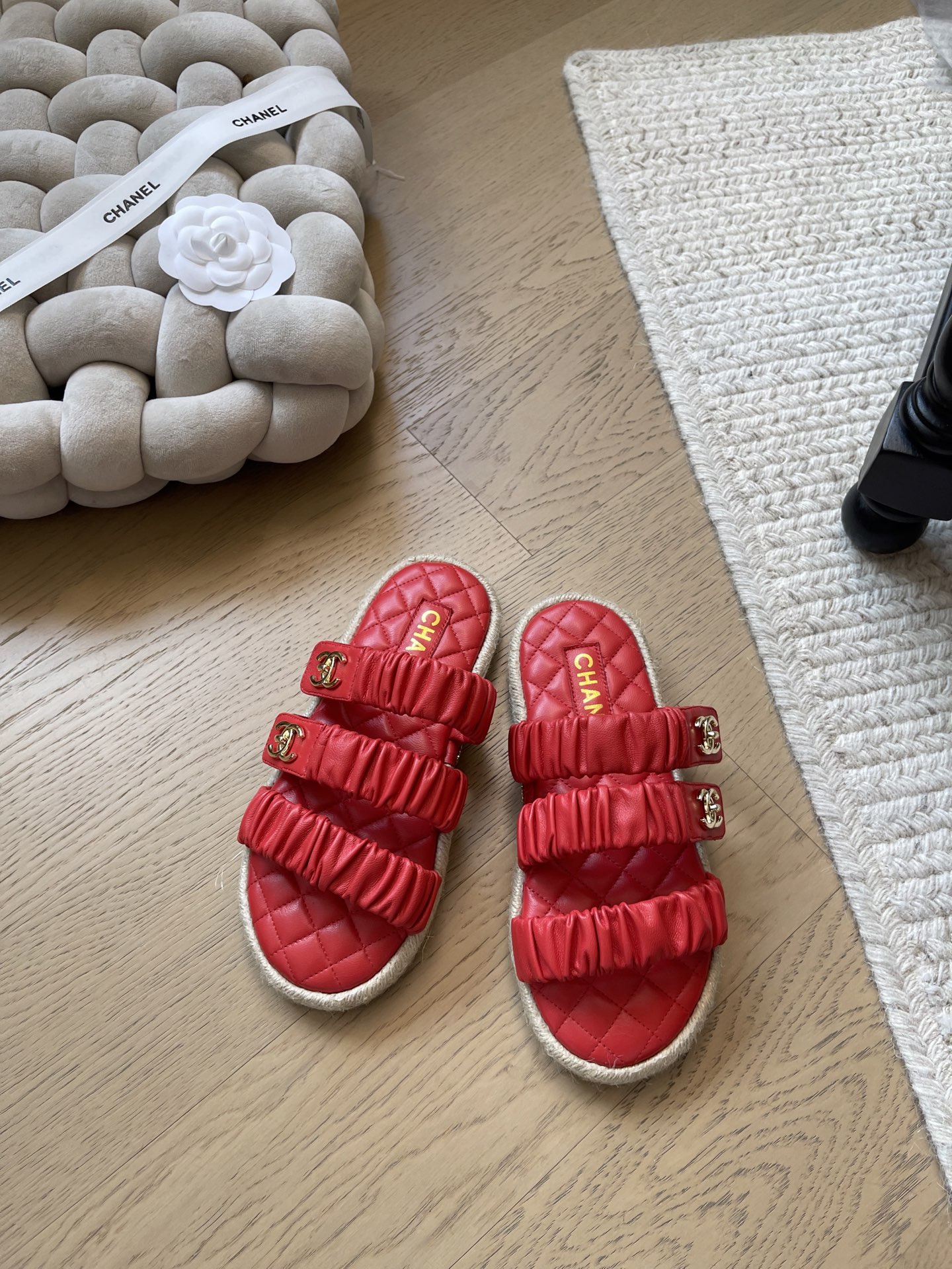 NO:723930,Chanel's new Velcro straw slippers are the top version!  Be the first to ship, sheepskin lining, original rubber outsole, Size 35-39 (customized 40/41), slippers, chanel, slippers, espadrilles, sheepskin19860909Chanel新款魔术贴草编底拖鞋 顶级版本！抢先发 内里垫脚羊皮 原版橡胶大底 Size35-39（40/41定制）,拖鞋,chanel,slippers,espadrilles,sheepskin,Women's Shoes