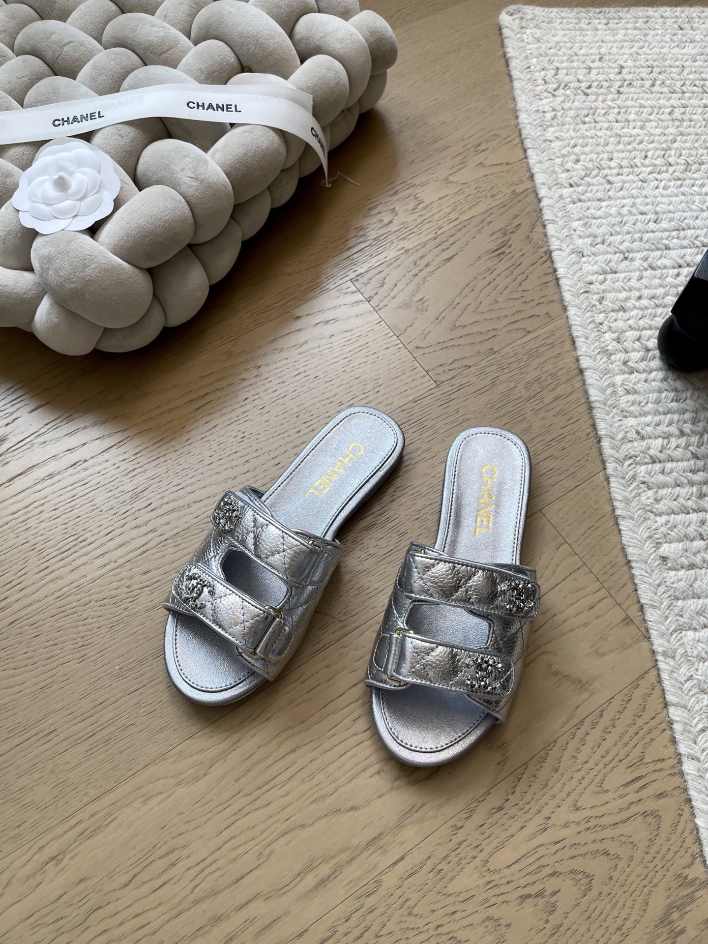 NO:723945,Chanel's new Velcro slippers!  Top version!  Early sale, sheepskin lining, original leather outsole, Size 35-39 (customized 40/41), slippers, chanel, slippers, sheepskin, Leather soles19860909Chanel 新款魔术贴拖鞋！ 顶级版本！抢先发售 内里垫脚羊皮 原版真皮大底 Size35-39（40/41定制）,拖鞋,chanel,slippers,sheepskin,Leather soles,Women's Shoes