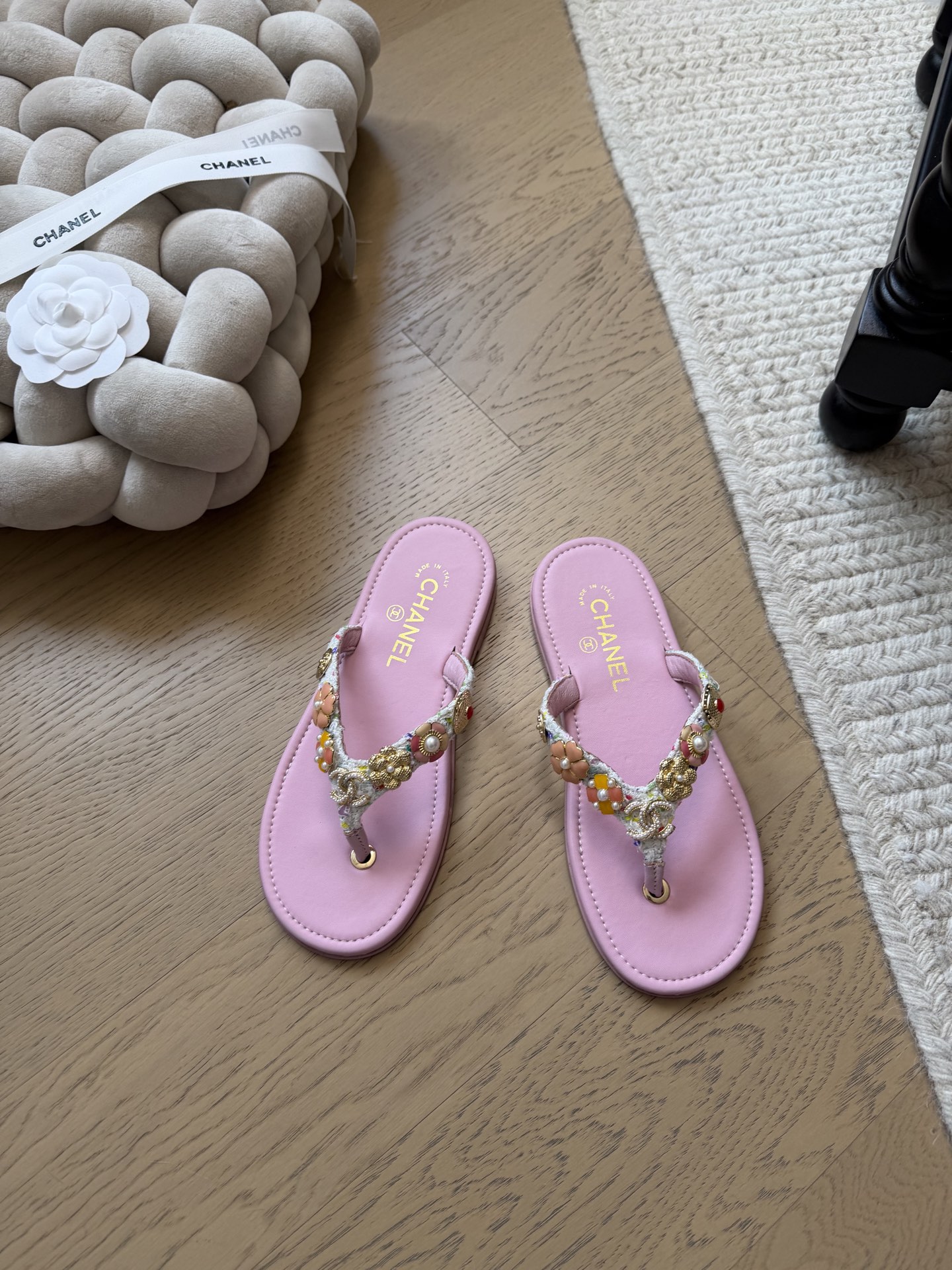NO:723940,Chanel's new flip-flops for early spring!  Top version!  Be the first to sell the most beautiful slippers of this season~hot-selling series, sheepskin upper, genuine leather outsole, size 34-41, custom-made, non-returnable, non-exchangeable, split-toe shoes, chanel, slippers, sheepskin, Leather soles19860909Chanel 早春新款人字拖鞋！ 顶级版本！ 抢先发售 这一季最美拖鞋~爆款系列 鞋面羊皮 真皮大底 码数34-41 定制不退不换,分趾鞋,chanel,slippers,sheepskin,Leather soles,Women's Shoes