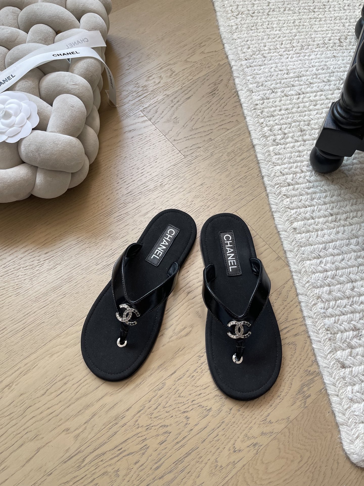 NO:723946,Chanel's new flip-flops for early spring!  Top version!  Be the first to sell the most beautiful slippers of this season~hot-selling series, sheepskin upper, genuine leather outsole, size 34-41, custom-made, non-returnable, non-exchangeable, split-toe shoes, chanel, slippers, sheepskin, Leather soles19860909Chanel 早春新款人字拖鞋！ 顶级版本！ 抢先发售 这一季最美拖鞋~爆款系列 鞋面羊皮 真皮大底 码数34-41 定制不退不换,分趾鞋,chanel,slippers,sheepskin,Leather soles,Women's Shoes