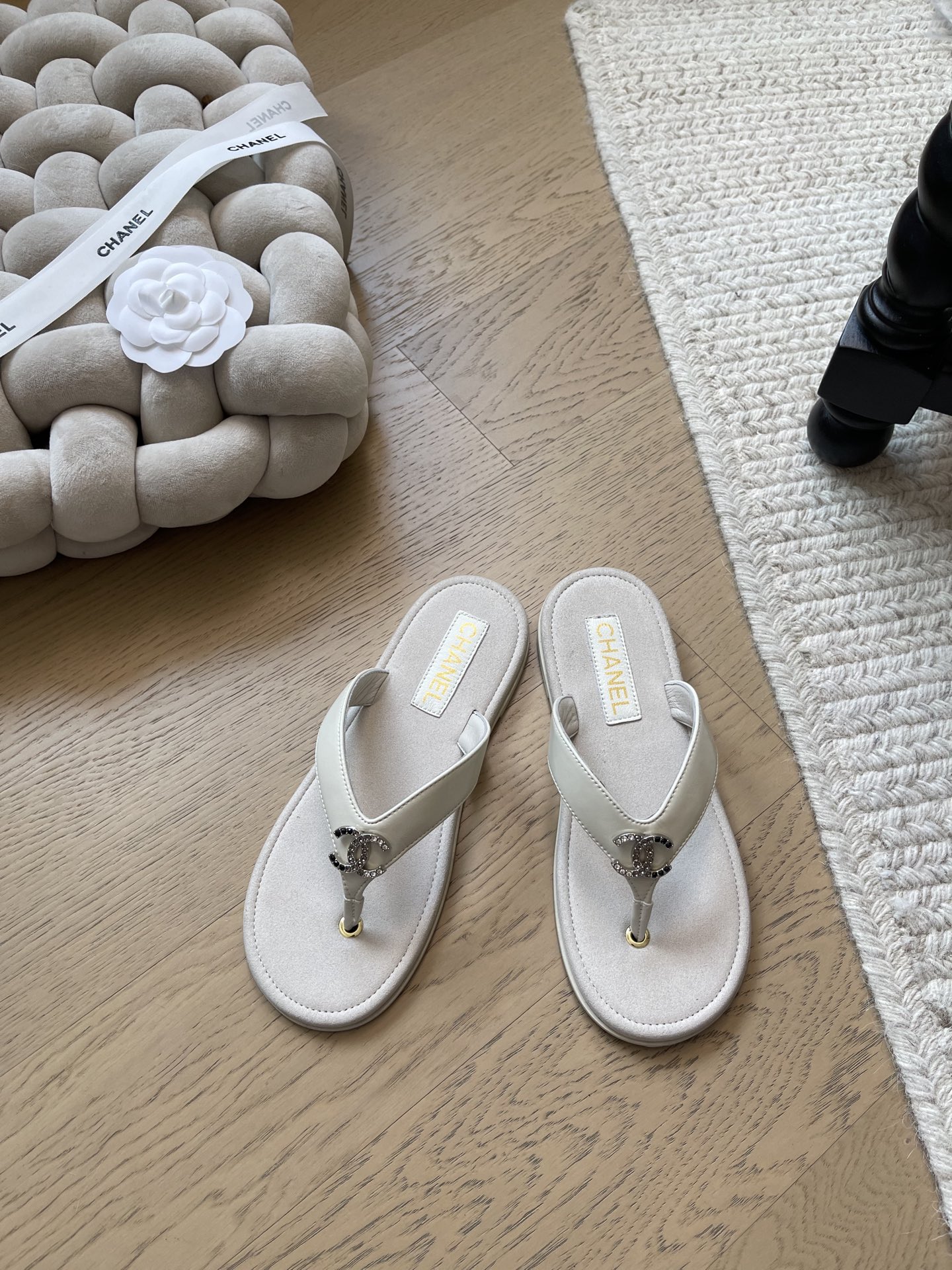 NO:723943,Chanel's new flip-flops for early spring!  Top version!  Be the first to sell the most beautiful slippers of this season~hot-selling series, sheepskin upper, genuine leather outsole, size 34-41, custom-made, non-returnable, non-exchangeable, split-toe shoes, chanel, slippers, sheepskin, Leather soles19860909Chanel 早春新款人字拖鞋！ 顶级版本！ 抢先发售 这一季最美拖鞋~爆款系列 鞋面羊皮 真皮大底 码数34-41 定制不退不换,分趾鞋,chanel,slippers,sheepskin,Leather soles,Women's Shoes