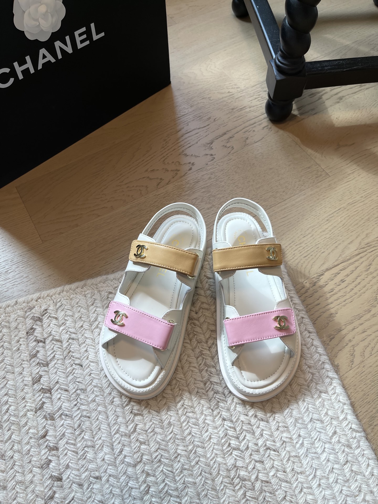 NO:819217,Chanel’s new Velcro sandals!  Top version!  The uppers are made of imported fabrics, the foot pads are lined with sheepskin, and the original hardware buckles are all equipped with top-quality counter packaging!  Size 34-41 '34 40 41 customized, non-refundable and non-exchangeable', slippers and sandals, chanel, sandals, slippers, sheepskin19860909Chanel 新魔术贴凉鞋！ 顶级版本！ 鞋面进口面料,垫脚内里羊皮,原版五金扣. 均配专柜顶级包装！ 码数34-41「34 40 41定制不退不换」,拖鞋凉鞋,chanel,sandals,slippers,sheepskin,Women's Shoes