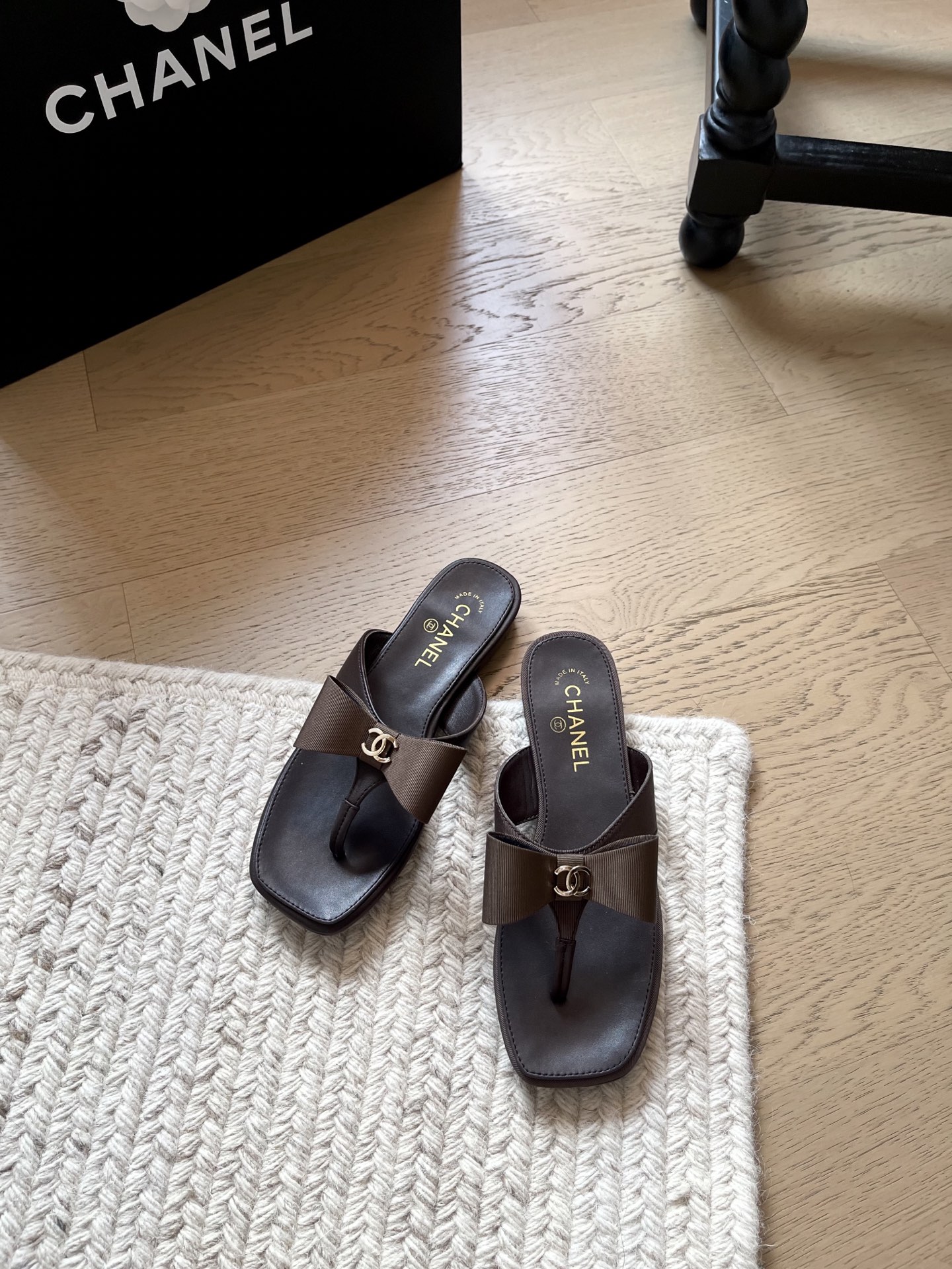 NO:884525,Chanel's new bow flip-flops, the top version!  Early sale, upper cow leather, foot pad lambskin, genuine leather outsole, size 34-41 '34 40 41 customized, non-returnable, non-exchangeable', split-toe shoes, chanel, cowhide, sheepskin, Leather soles19860909Chanel 新款蝴蝶结人字拖 顶级版本！抢先发售 鞋面牛皮 垫脚小羊皮 真皮大底 码数34-41「34 40 41定制不退不换」,分趾鞋,chanel,cowhide,sheepskin,Leather soles,Women's Shoes
