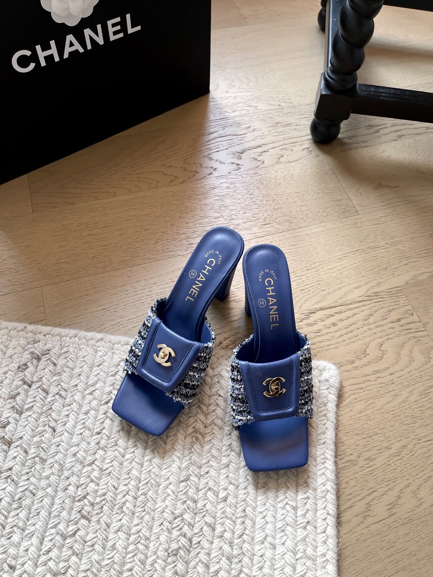NO:884514,Chanel's new school bag buckle block heel slippers!  Top version!  Cowhide for the upper, sheepskin for the feet, genuine leather outsole, size 34-41 '34 40 41 customized, non-returnable, non-exchangeable', high heels and slippers, chanel, high heels, slippers, cowhide, sheepskin, Leather soles19860909Chanel 新款书包扣粗跟拖鞋！ 顶级版本！ 鞋面牛皮 垫脚羊皮 真皮大底 码数34-41「34 40 41定制不退不换」,高跟鞋拖鞋,chanel,high heels,slippers,cowhide,sheepskin,Leather soles,Women's Shoes