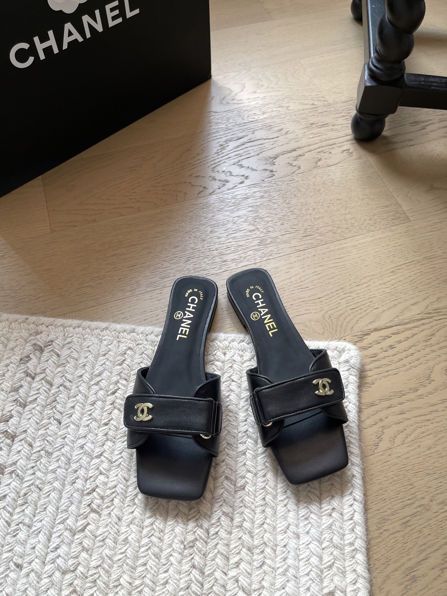 NO:884498,Chanel 26C new Velcro slippers top version!  Suede upper, sheepskin lining, genuine leather outsole, size 34-41 '34 40 41 customized, non-returnable, non-exchangeable', slippers, chanel, slippers, sheepskin, chamois leather, Leather soles19860909Chanel 26C新款魔术贴拖鞋 顶级版本！ 鞋面麂皮内里羊皮 真皮大底 码数34-41「34 40 41定制不退不换」,拖鞋,chanel,slippers,sheepskin,chamois leather,Leather soles,Women's Shoes