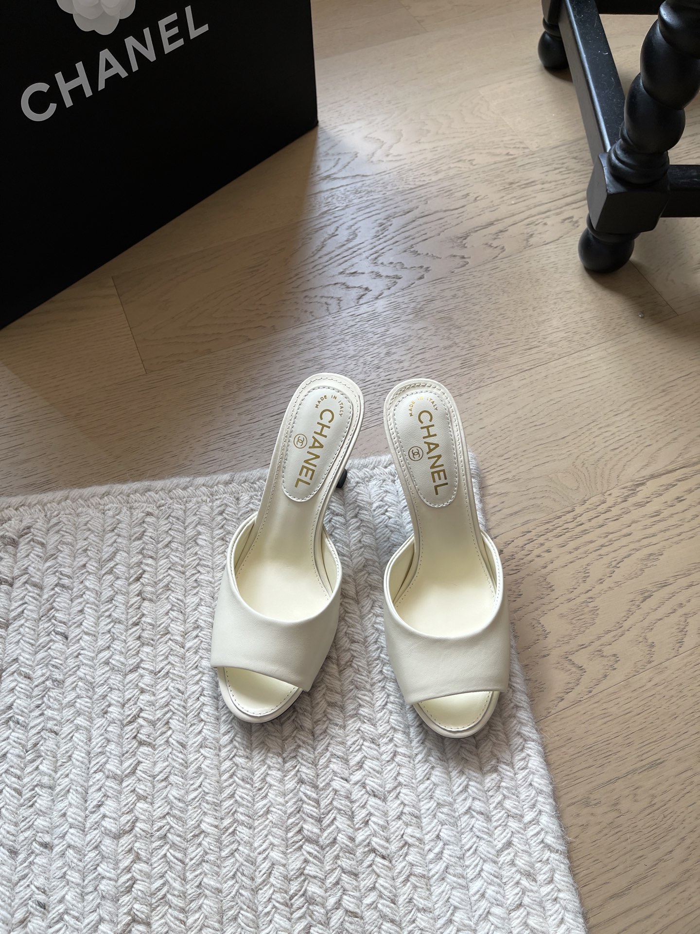 NO:884475,Chanel's new spring and summer high-heeled slippers!  Top version!  Sheepskin for the upper, sheepskin for the feet, genuine leather bottom, code number 34-41 '34 40 41 customized, non-returnable, non-exchangeable', high heels and slippers, chanel, high heels, slippers, sheepskin19860909Chanel 春夏新款高跟拖鞋！ 顶级版本！ 鞋面羊皮 垫脚羊皮 真皮底 码数34-41「34 40 41定制不退不换」,高跟鞋拖鞋,chanel,high heels,slippers,sheepskin,Women's Shoes