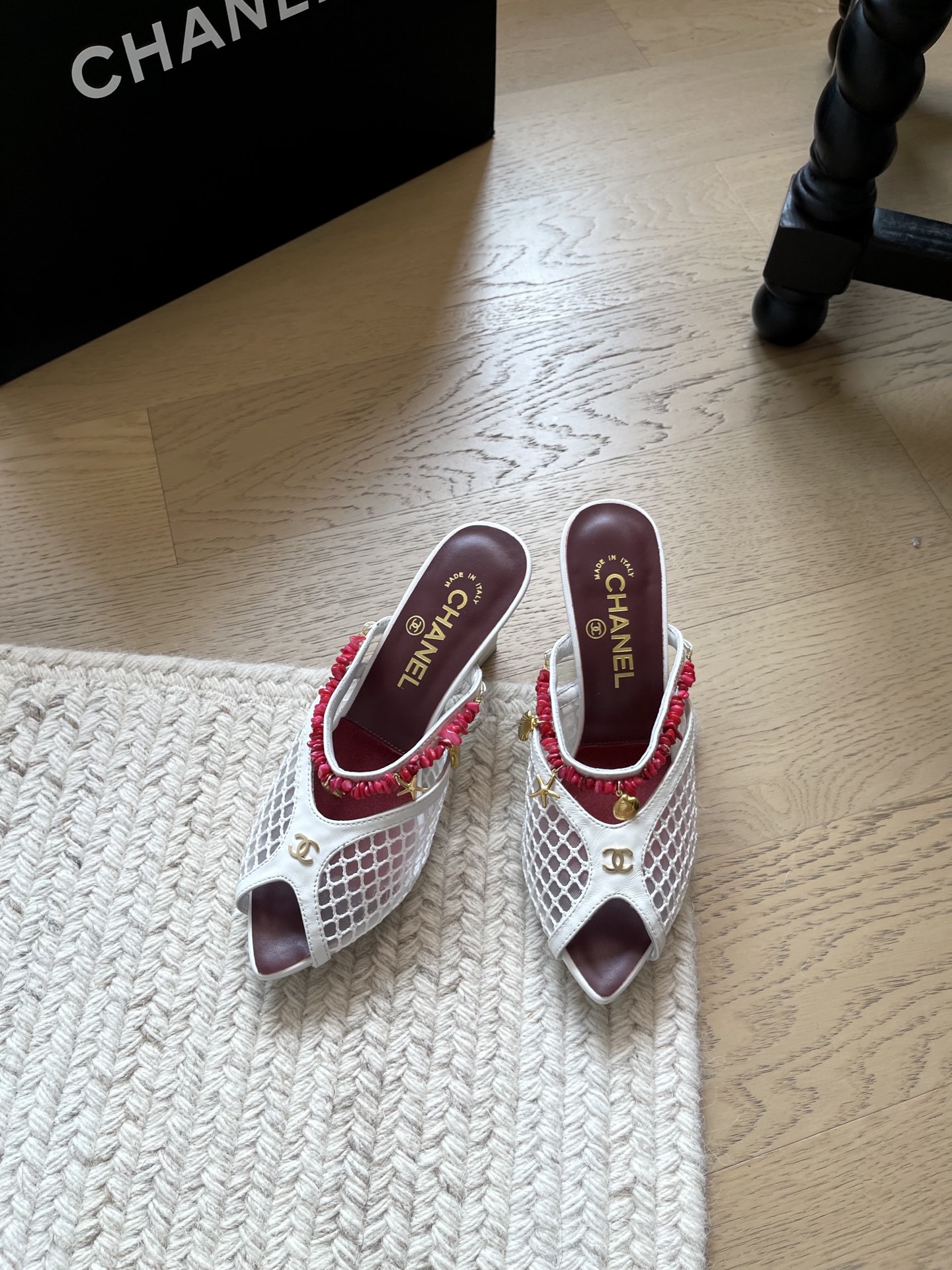 NO:884413,Chanel's new summer mesh slippers series!  Top version!  Early sale, mesh upper with cowhide, sheepskin for foot pads, and leather outsole!  Size 34-41 '34 40 41 customized, non-refundable and non-exchangeable', slippers, chanel, slippers, cowhide, sheepskin, Leather soles19860909Chanel 夏季新款网格拖鞋系列！ 顶级版本！抢先发售 鞋面网面配牛皮 垫脚羊皮 真皮大底！ 码数34-41「34 40 41定制不退不换」,拖鞋,chanel,slippers,cowhide,sheepskin,Leather soles,Women's Shoes