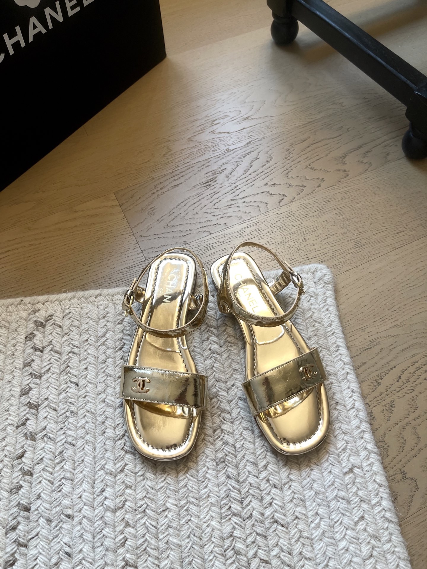NO:884392,Chanel’s new spring and summer flat sandals!  Top version!  It feels high-end and looks very nice on the feet!  Very versatile!  Incomparably beautiful!  Size 34-41 '34 40 41 customized, non-refundable and non-exchangeable', sandals, chanel, sandals19860909Chanel 春夏新品平底凉鞋！ 顶级版本！ 高级感拉满 上脚非常nice！ 非常百搭！无敌美！ 码数34-41「34 40 41定制不退不换」,凉鞋,chanel,sandals,Women's Shoes