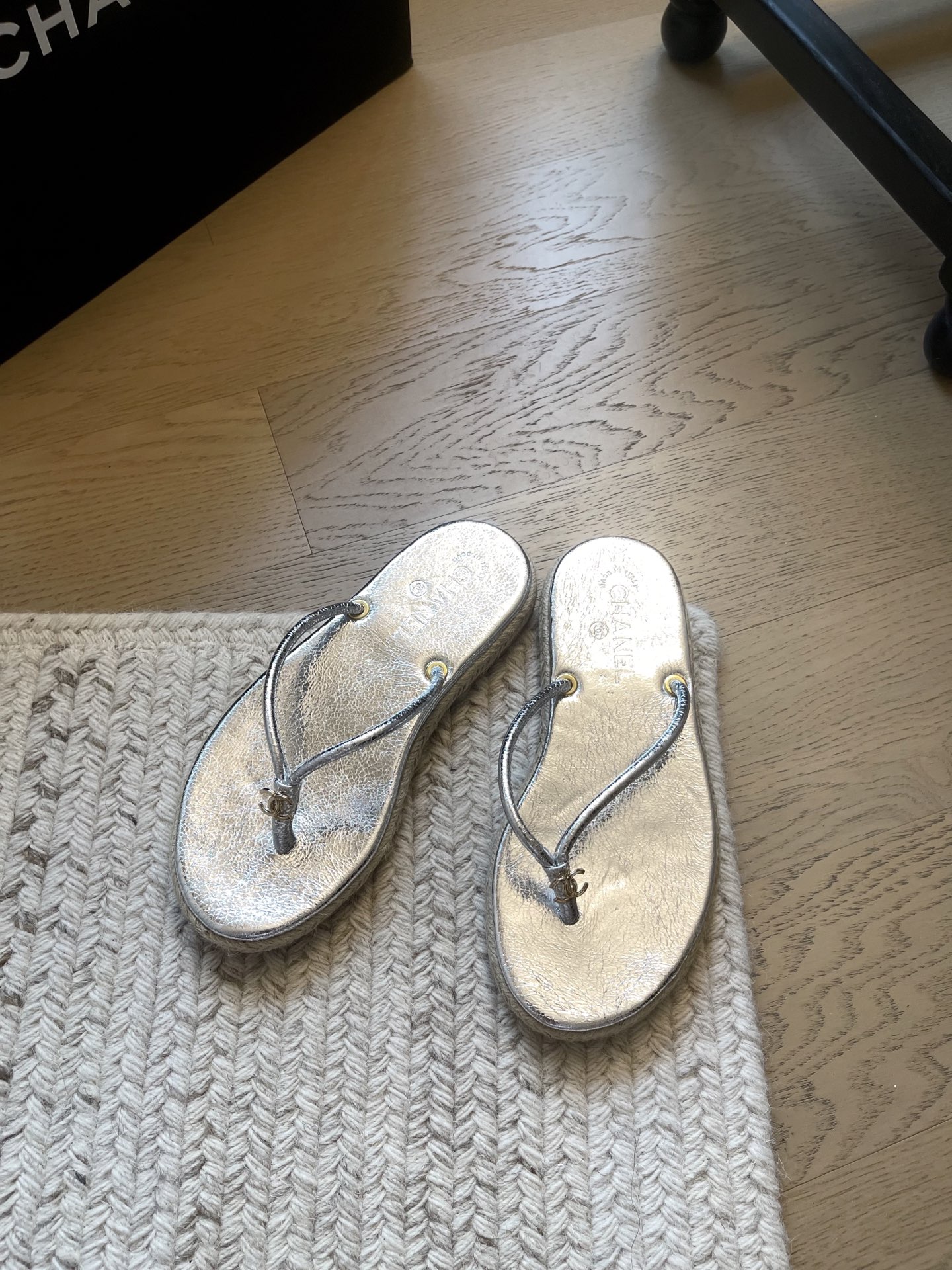 NO:884379,Chanel's new thick-soled flip-flops for early spring!  Top version!  Padded sheepskin original non-slip outsole!  Size 34-41 '34 40 41 customized, non-refundable and non-exchangeable', split-toe shoes, chanel, sheepskin19860909Chanel 早春新款厚底人字拖！ 顶级版本！ 垫脚羊皮 原版防滑大底！ 码数34-41「34 40 41定制不退不换」,分趾鞋,chanel,sheepskin,Women's Shoes