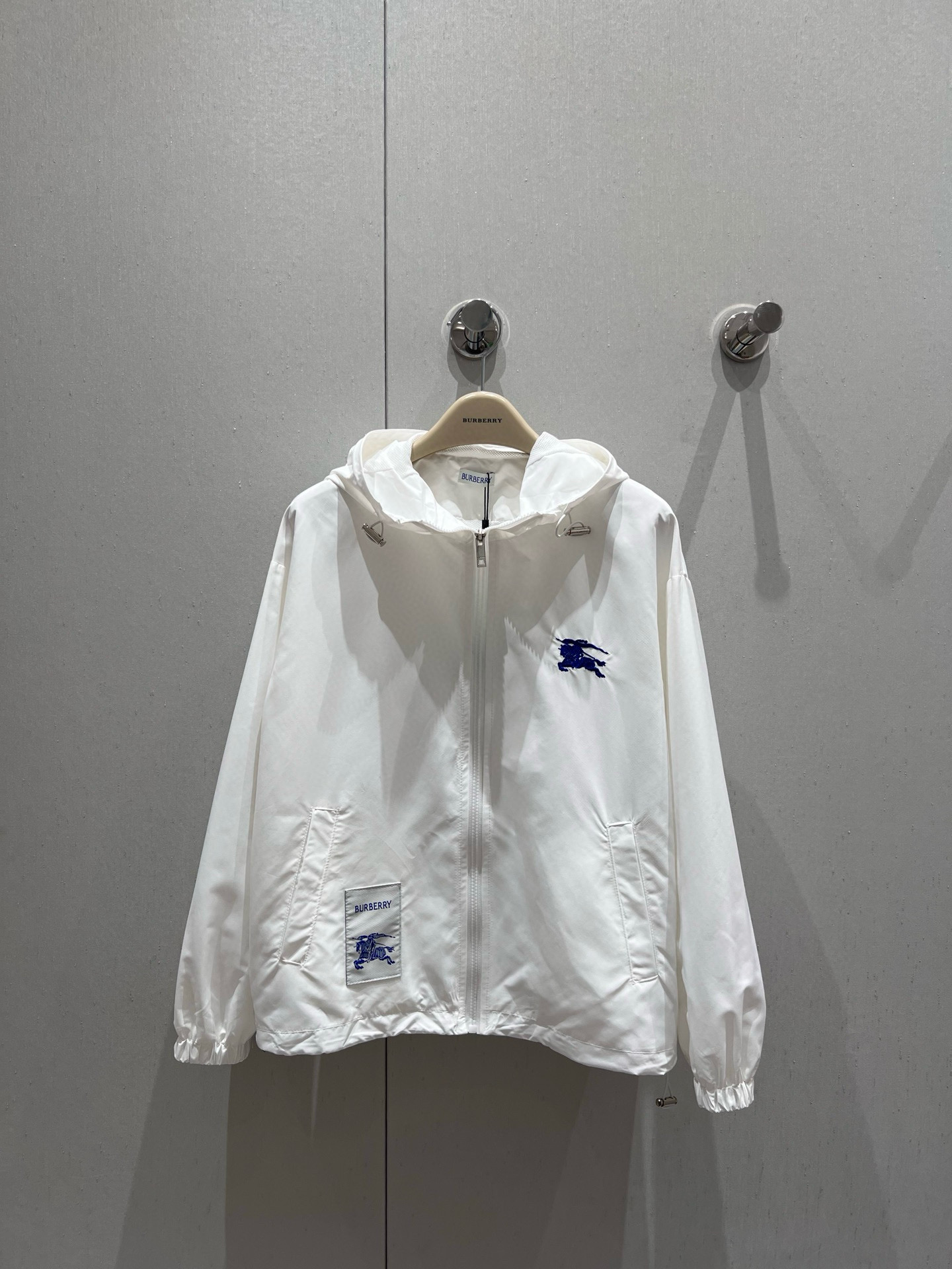 NO:329519,Burberr* 25Ss Spring and Summer New Style War Horse Embroidered Hooded Sunscreen Jacket   Shorts Set | Exclusive High-end Production!  Lightweight and beautiful sun protection set, classic blue war horse logo embellishment, uses high-quality skin-friendly nylon fabric, a set of full styling, essential sun protection for summer travel, on sale in stock S/M/L,,burberry, shorts, jackets & coats,hats,alexander wang19860909Burberr* 25Ss春夏新款 战马刺绣连帽防晒外套 短裤套装丨独家高版出品！轻便又好看的防晒套装 典藏蓝色战马徽标缀饰让人眼前一亮 采用高品质亲肤尼龙面料 一套造型感十足 夏天出游防晒必备 现货发售 S/M/L,,burberry,shorts,jackets & coats,hats,alexander wang,Women's clothing