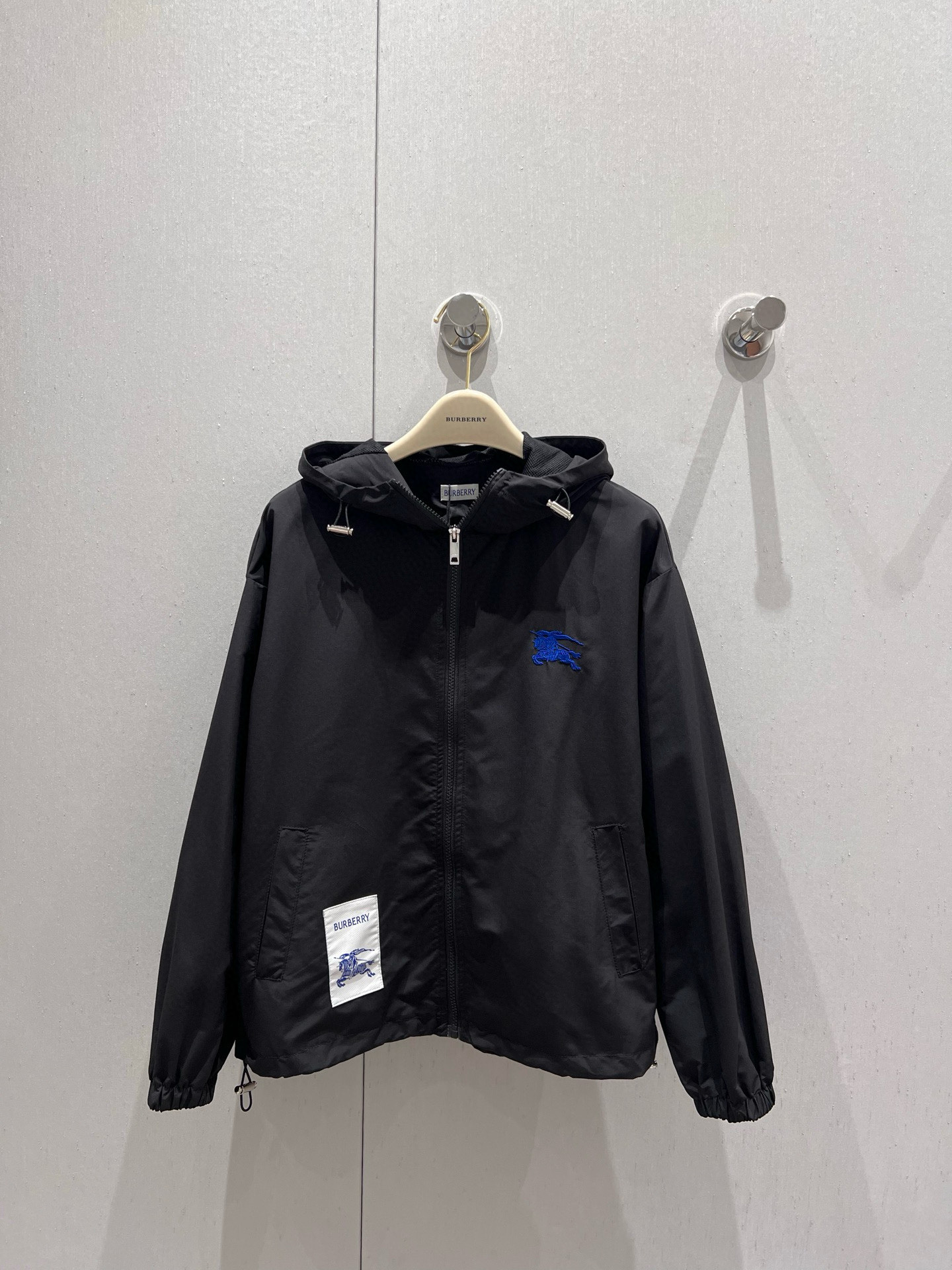 NO:329513,Burberr* 25Ss Spring and Summer New Style War Horse Embroidered Hooded Sunscreen Jacket   Shorts Set | Exclusive High-end Production!  Lightweight and beautiful sun protection set, classic blue war horse logo embellishment, uses high-quality skin-friendly nylon fabric, a set of full styling, essential sun protection for summer travel, on sale in stock S/M/L,,burberry, shorts, jackets & coats,hats,alexander wang19860909Burberr* 25Ss春夏新款 战马刺绣连帽防晒外套 短裤套装丨独家高版出品！轻便又好看的防晒套装 典藏蓝色战马徽标缀饰让人眼前一亮 采用高品质亲肤尼龙面料 一套造型感十足 夏天出游防晒必备 现货发售 S/M/L,,burberry,shorts,jackets & coats,hats,alexander wang,Women's clothing