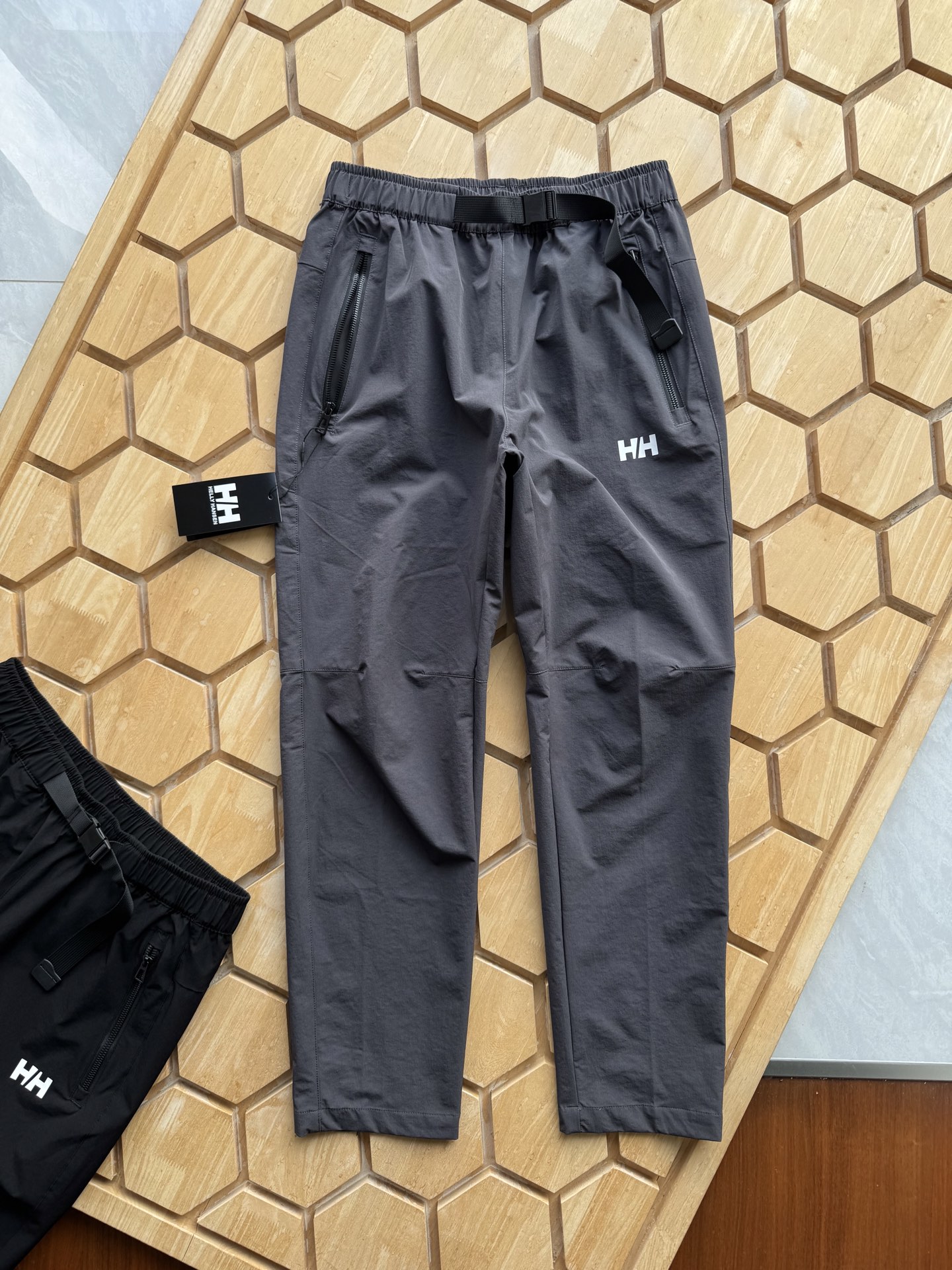 P150
夏日户外,海丽汉森畅享自由无拘的探索之旅!
夏日炎炎,户外的每一步都充满挑战,而海丽汉森夏季弹力户外梭织长裤,正是你征服自然的最佳伙伴!
腰间松紧扣,舒适随心掌控
腰间特别设计的松紧扣,告别传统腰带的束缚与繁琐。无论是激烈的徒步攀登,还是惬意的户外漫步,它都能完美贴合你的腰部曲线,提供恰到好处的舒适感,让你在运动中毫无负担,随心所动。
臀部隐形拉链,安全收纳无忧
臀部的隐形拉链口袋,是这款长裤的贴心巧思。它不仅保持了裤子整体的简洁美观,更能为你妥善保管贵重物品,如手机、钱包、钥匙等。在尽情享受户外乐趣的同时,无需担心物品丢失,让你的每一次出行都安心自在。
弹力梭织面料,释放无限活力
采用高品质的弹力梭织面料,具有卓越的四向拉伸性能。这意味着,无论你做出怎样大幅度的动作,裤子都能随之伸展,给予双腿充分的活动空间。无论是跨越溪流、攀爬岩石,还是在草原上尽情奔跑跳跃,它都能紧紧相随,为你的户外探险保驾护航。
这个夏天,穿上海丽汉森夏季弹力户外梭织长裤,与自然来一场亲密接触,解锁属于你的无限可能!
颜色 黑色 灰色 绿色
尺码M-3xL