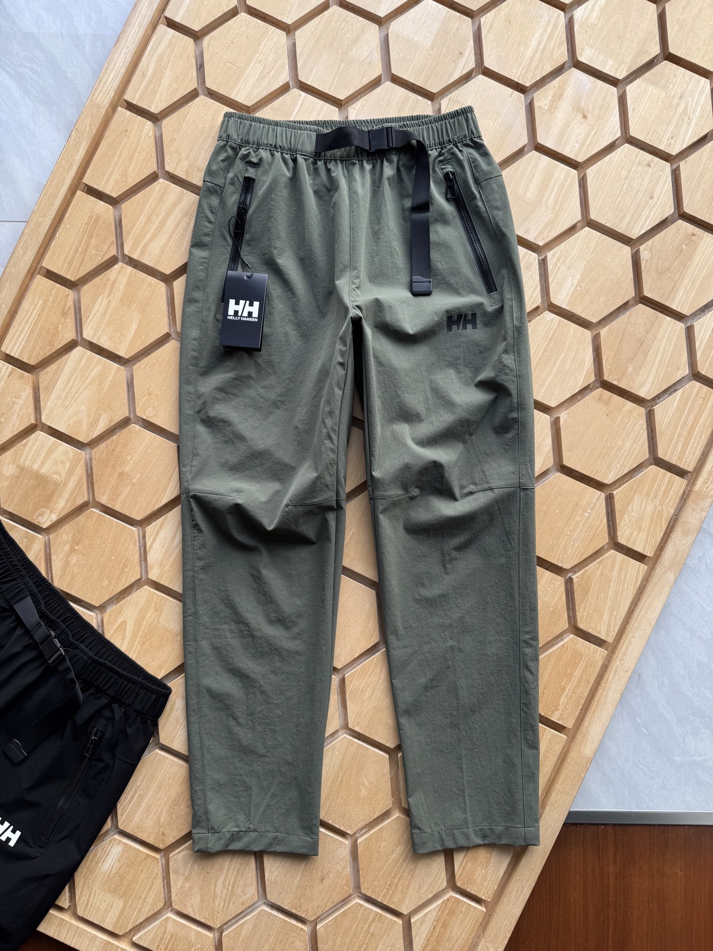 P150
夏日户外,海丽汉森畅享自由无拘的探索之旅!
夏日炎炎,户外的每一步都充满挑战,而海丽汉森夏季弹力户外梭织长裤,正是你征服自然的最佳伙伴!
腰间松紧扣,舒适随心掌控
腰间特别设计的松紧扣,告别传统腰带的束缚与繁琐。无论是激烈的徒步攀登,还是惬意的户外漫步,它都能完美贴合你的腰部曲线,提供恰到好处的舒适感,让你在运动中毫无负担,随心所动。
臀部隐形拉链,安全收纳无忧
臀部的隐形拉链口袋,是这款长裤的贴心巧思。它不仅保持了裤子整体的简洁美观,更能为你妥善保管贵重物品,如手机、钱包、钥匙等。在尽情享受户外乐趣的同时,无需担心物品丢失,让你的每一次出行都安心自在。
弹力梭织面料,释放无限活力
采用高品质的弹力梭织面料,具有卓越的四向拉伸性能。这意味着,无论你做出怎样大幅度的动作,裤子都能随之伸展,给予双腿充分的活动空间。无论是跨越溪流、攀爬岩石,还是在草原上尽情奔跑跳跃,它都能紧紧相随,为你的户外探险保驾护航。
这个夏天,穿上海丽汉森夏季弹力户外梭织长裤,与自然来一场亲密接触,解锁属于你的无限可能!
颜色 黑色 灰色 绿色
尺码M-3xL