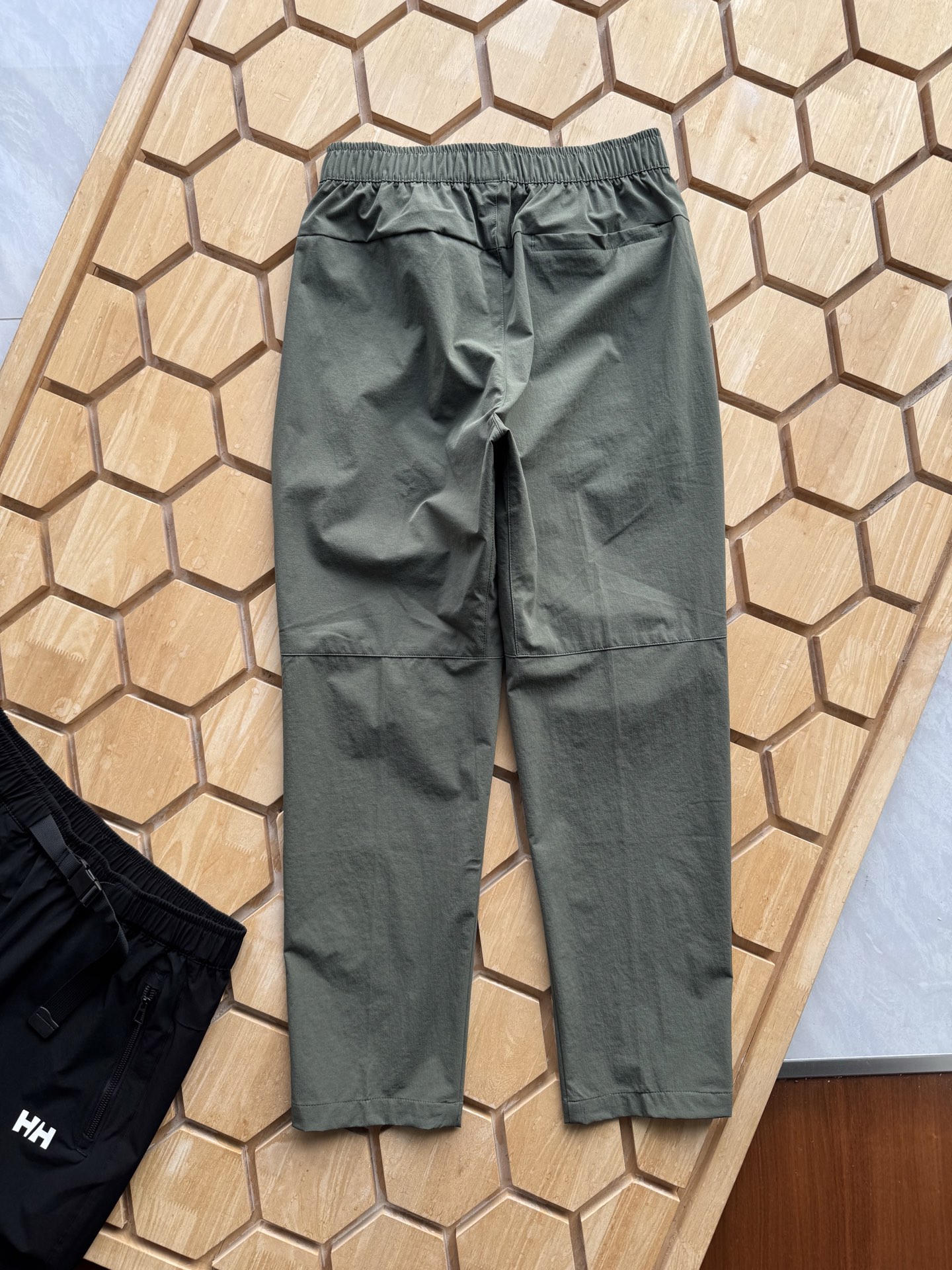 P150
夏日户外,海丽汉森畅享自由无拘的探索之旅!
夏日炎炎,户外的每一步都充满挑战,而海丽汉森夏季弹力户外梭织长裤,正是你征服自然的最佳伙伴!
腰间松紧扣,舒适随心掌控
腰间特别设计的松紧扣,告别传统腰带的束缚与繁琐。无论是激烈的徒步攀登,还是惬意的户外漫步,它都能完美贴合你的腰部曲线,提供恰到好处的舒适感,让你在运动中毫无负担,随心所动。
臀部隐形拉链,安全收纳无忧
臀部的隐形拉链口袋,是这款长裤的贴心巧思。它不仅保持了裤子整体的简洁美观,更能为你妥善保管贵重物品,如手机、钱包、钥匙等。在尽情享受户外乐趣的同时,无需担心物品丢失,让你的每一次出行都安心自在。
弹力梭织面料,释放无限活力
采用高品质的弹力梭织面料,具有卓越的四向拉伸性能。这意味着,无论你做出怎样大幅度的动作,裤子都能随之伸展,给予双腿充分的活动空间。无论是跨越溪流、攀爬岩石,还是在草原上尽情奔跑跳跃,它都能紧紧相随,为你的户外探险保驾护航。
这个夏天,穿上海丽汉森夏季弹力户外梭织长裤,与自然来一场亲密接触,解锁属于你的无限可能!
颜色 黑色 灰色 绿色
尺码M-3xL