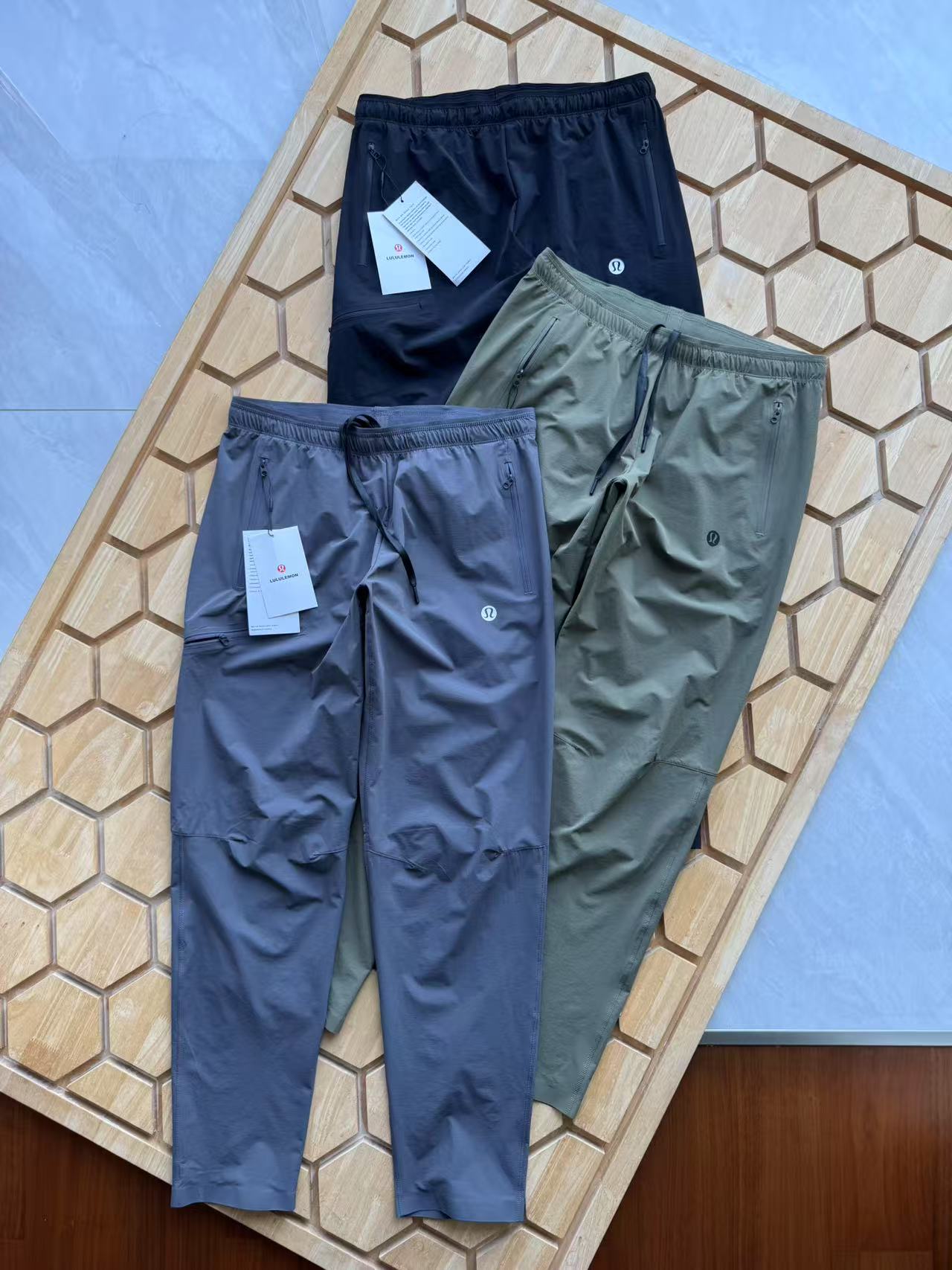 P155
一裤穿遍生活万象,细节藏着满分诚意
露露户外休闲长裤!
谁说户外裤只能硬核?露露这条休闲户外长裤,偏要把舒适、实用与颜值揉成日常——从城市漫步到郊野轻徒步,一条就够。
面料是底气,穿一次就离不开
选对面料,户外裤就赢了一半。露露用的弹力速干柔软面料,藏着三重惊喜:
• 弹力在线,深蹲、跨步、爬坡都不卡壳,像第二层皮肤般服帖;
• 速干buff,出汗后不用等半天,风一吹就清爽,告别黏腻尴尬;
• 柔软亲肤,贴身穿也毫无摩擦感,日常通勤久坐也舒服到忘记它的存在。
双口袋拉链,安全感拉满的小细节
出门带手机、钥匙、纸巾总怕掉?两侧双口袋配隐形拉链,深且稳:手机放进去不晃荡,拉链一拉,跑步、骑车、登山都安心。再也不用手忙脚乱护着口袋,解放双手去抓风、去拍照、去探索。
脚口压胶,耐用还显利落
裤脚的压胶工艺,是藏在细节里的用心:不仅让裤型更挺括,视觉上显腿直,还能加固边缘,洗多少次都不易变形卷边。户外踩泥、城市蹭到台阶?不怕,耐穿度直接拉满。
穿它,不用为场合妥协
配运动鞋,是去公园慢跑、周末露营的活力装备;
搭帆布鞋,加件卫衣,就是逛街、喝咖啡的休闲LOOK;
套上皮鞋,甚至能应对轻度商务休闲——
一条裤子,穿得出户外的自在,也撑得起日常的体面。
从晨光里的晨跑到暮色中的散步,从超市采购到短途出行,露露这条休闲户外长裤,用面料的舒适、细节的贴心,陪你把每个瞬间都过成喜欢的样子。
现在入手,让它成为你衣柜里那条“想穿就穿,穿了就不想脱”的万能款。
颜色 黑色 灰色 绿色
尺码M-3xL