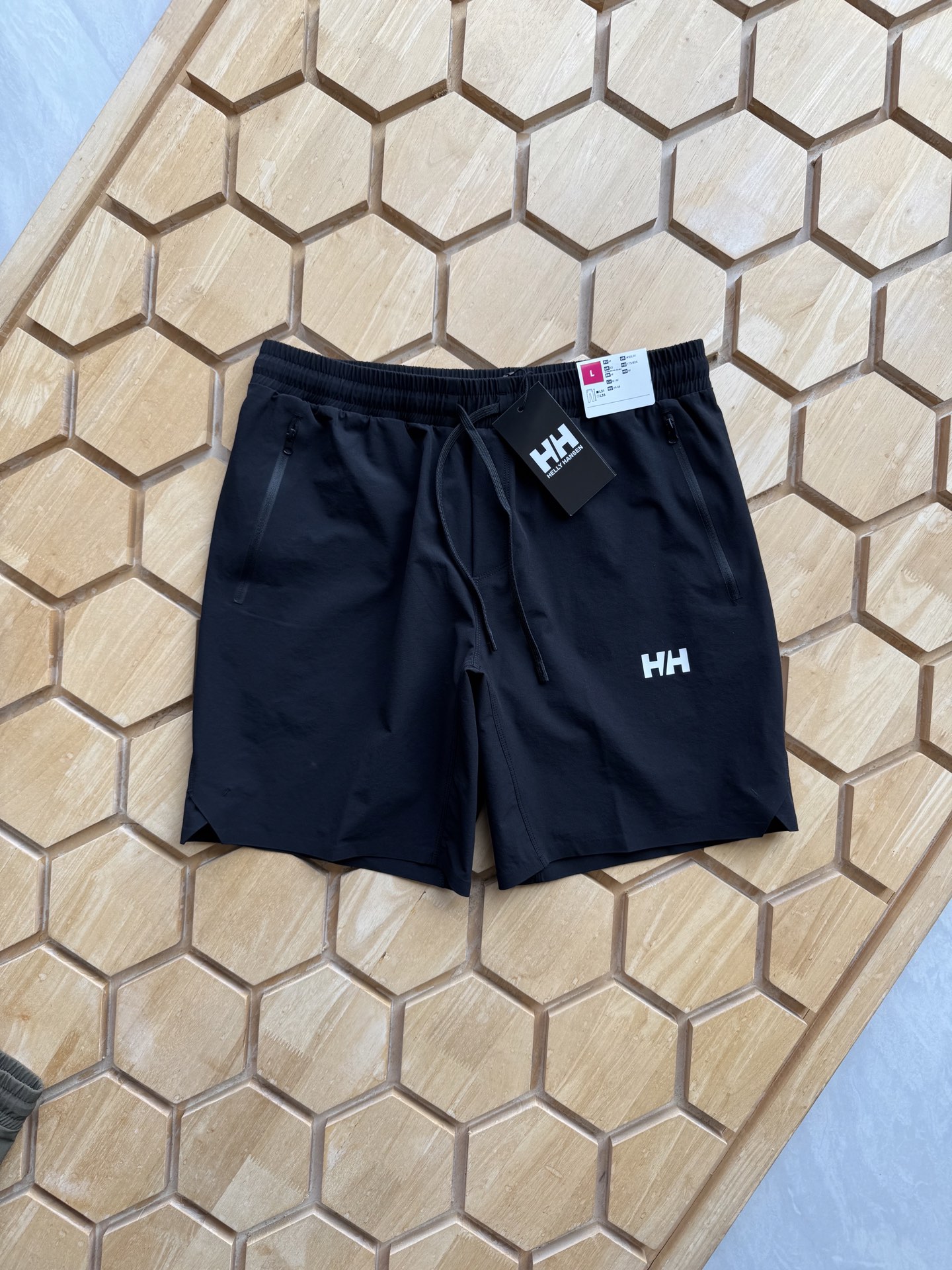 P135 
想要在户外尽情撒野，又不想被闷热和汗水困扰？海丽汉森这款弹力速干户外休闲短裤，绝对是你的夏日救星！

它采用高品质弹力面料，拉伸自如，无论是徒步登山，还是跑步骑行，都能毫无束缚地自由舒展。速干性能更是一绝，即使大汗淋漓，也能迅速干爽，保持全天舒适。

两边压胶拉链口袋，不仅防水，还能安心存放手机、钱包等小物件，再也不用担心物品丢失或被雨水打湿。简约北欧风设计，融合时尚与实用，无论是户外探险，还是日常出街，都能轻松驾驭，彰显独特品味。

选海丽汉森弹力速干短裤，开启清爽、自由的户外之旅 ，这个夏天，和汗水与闷热说再见！
颜色 黑色 绿色
尺码M-3xL