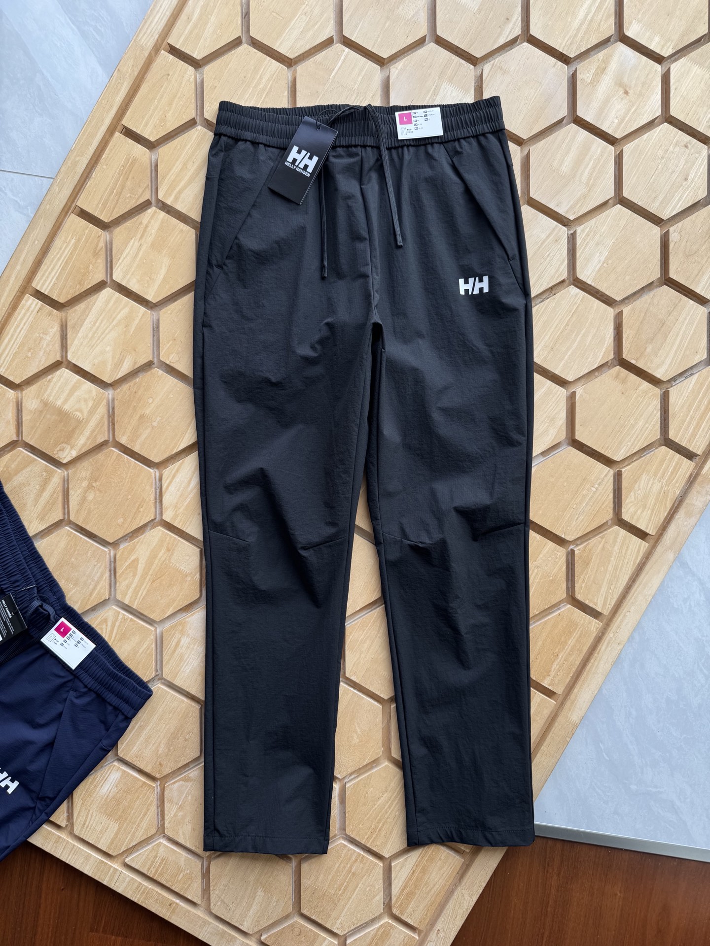 p170 
想要在户外尽情撒野，又不想被闷热和汗水困扰？海丽汉森这款弹力速干户外休闲短裤，绝对是你的夏日救星！

它采用高品质弹力面料，拉伸自如，无论是徒步登山，还是跑步骑行，都能毫无束缚地自由舒展。速干性能更是一绝，即使大汗淋漓，也能迅速干爽，保持全天舒适。

两边压胶拉链口袋，不仅防水，还能安心存放手机、钱包等小物件，再也不用担心物品丢失或被雨水打湿。简约北欧风设计，融合时尚与实用，无论是户外探险，还是日常出街，都能轻松驾驭，彰显独特品味。

选海丽汉森弹力速干短裤，开启清爽、自由的户外之旅 ，这个夏天，和汗水与闷热说再见！
颜色 黑色 灰色 藏青 绿色
尺码M-3xL