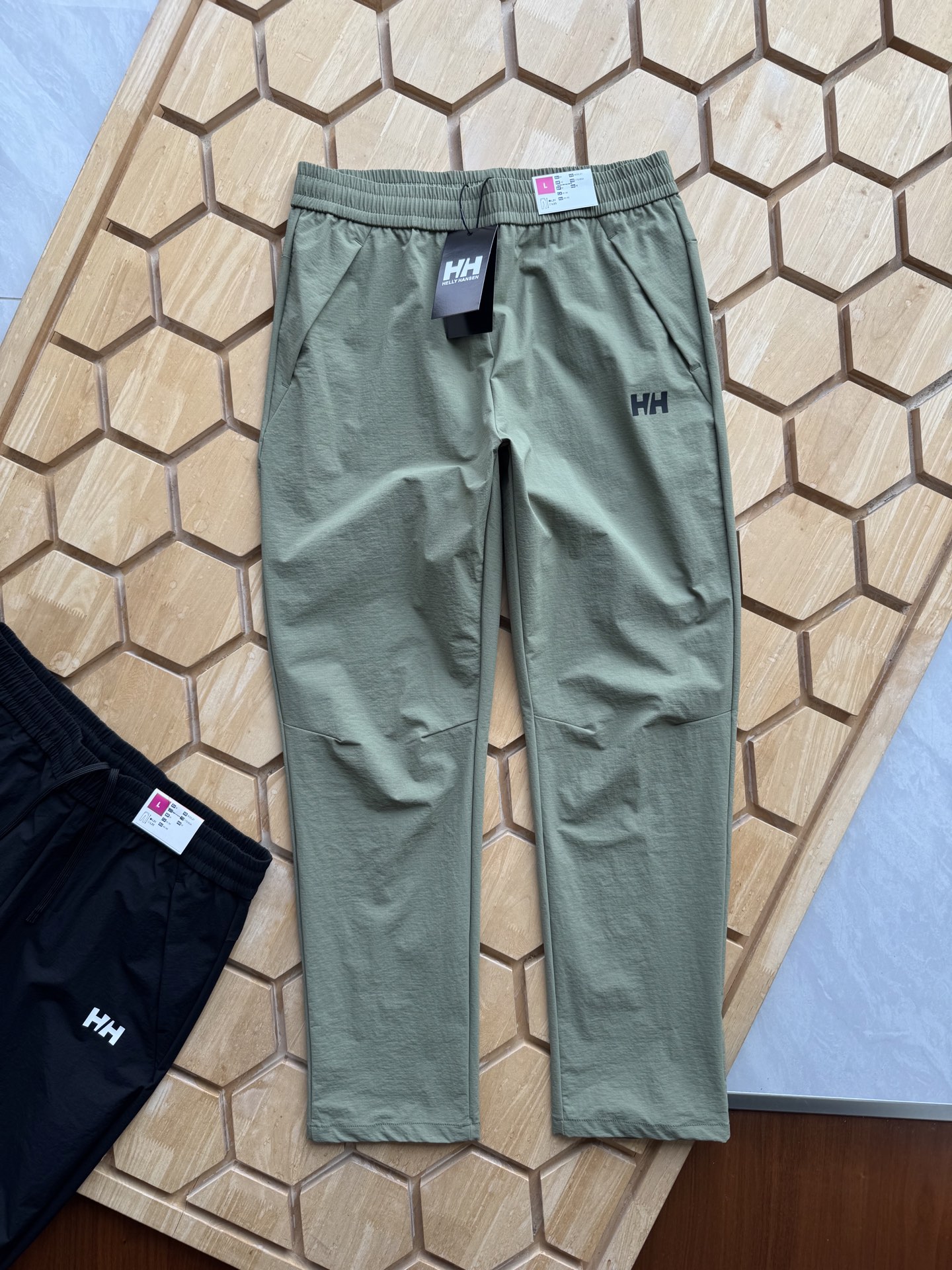 p170 
想要在户外尽情撒野，又不想被闷热和汗水困扰？海丽汉森这款弹力速干户外休闲短裤，绝对是你的夏日救星！

它采用高品质弹力面料，拉伸自如，无论是徒步登山，还是跑步骑行，都能毫无束缚地自由舒展。速干性能更是一绝，即使大汗淋漓，也能迅速干爽，保持全天舒适。

两边压胶拉链口袋，不仅防水，还能安心存放手机、钱包等小物件，再也不用担心物品丢失或被雨水打湿。简约北欧风设计，融合时尚与实用，无论是户外探险，还是日常出街，都能轻松驾驭，彰显独特品味。

选海丽汉森弹力速干短裤，开启清爽、自由的户外之旅 ，这个夏天，和汗水与闷热说再见！
颜色 黑色 灰色 藏青 绿色
尺码M-3xL