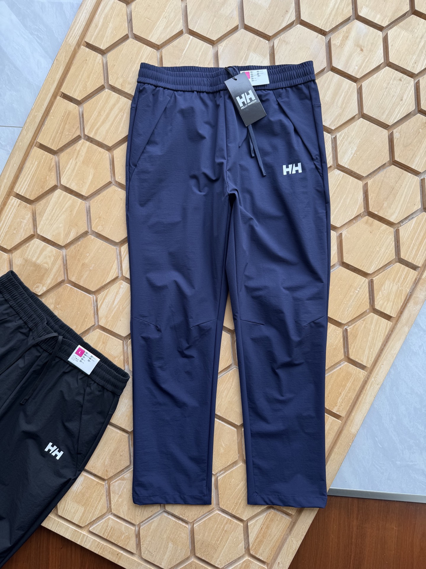 p170 
想要在户外尽情撒野，又不想被闷热和汗水困扰？海丽汉森这款弹力速干户外休闲短裤，绝对是你的夏日救星！

它采用高品质弹力面料，拉伸自如，无论是徒步登山，还是跑步骑行，都能毫无束缚地自由舒展。速干性能更是一绝，即使大汗淋漓，也能迅速干爽，保持全天舒适。

两边压胶拉链口袋，不仅防水，还能安心存放手机、钱包等小物件，再也不用担心物品丢失或被雨水打湿。简约北欧风设计，融合时尚与实用，无论是户外探险，还是日常出街，都能轻松驾驭，彰显独特品味。

选海丽汉森弹力速干短裤，开启清爽、自由的户外之旅 ，这个夏天，和汗水与闷热说再见！
颜色 黑色 灰色 藏青 绿色
尺码M-3xL
